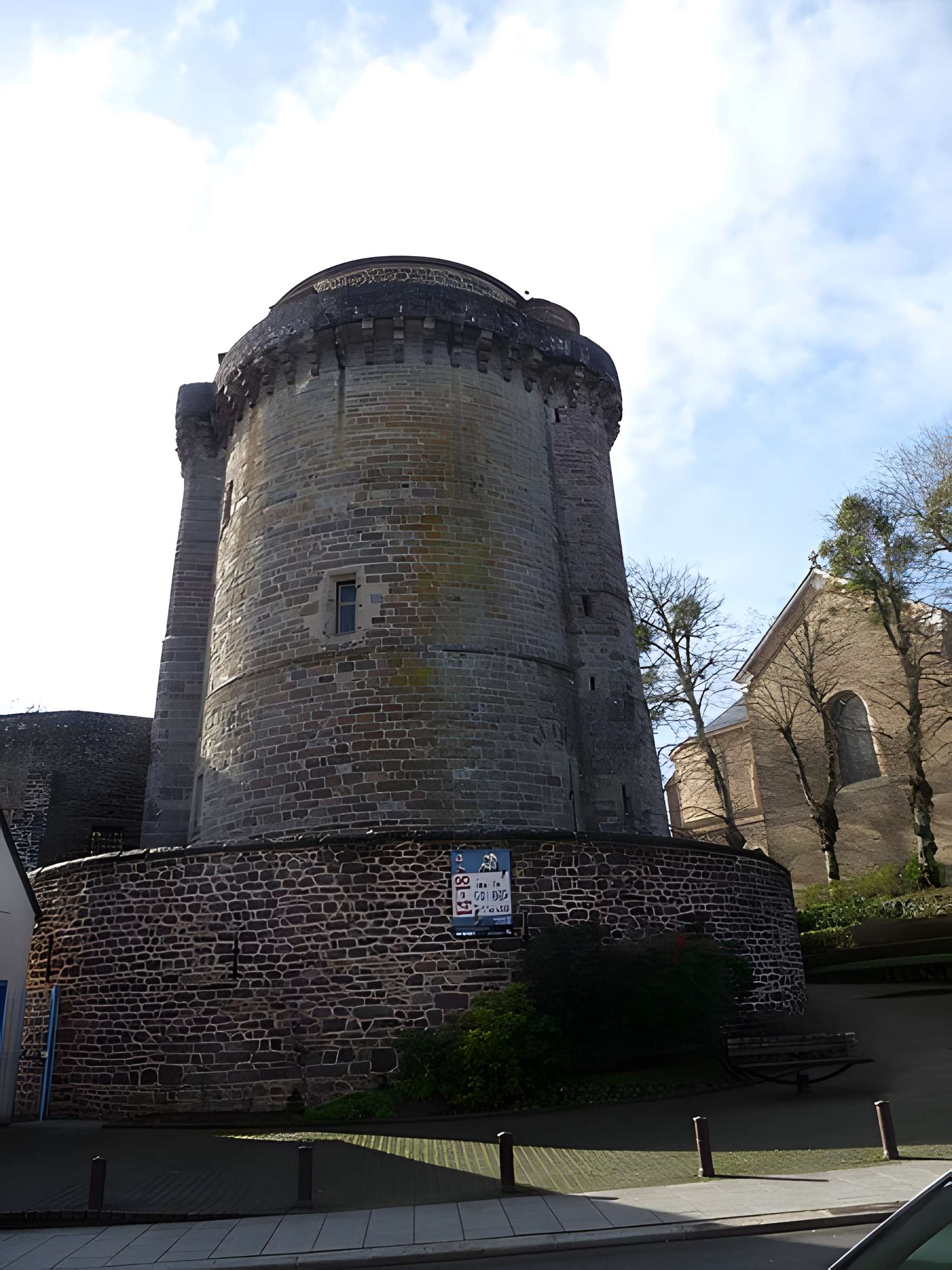 Tour du château ou ancien donjon (ancienne prison)