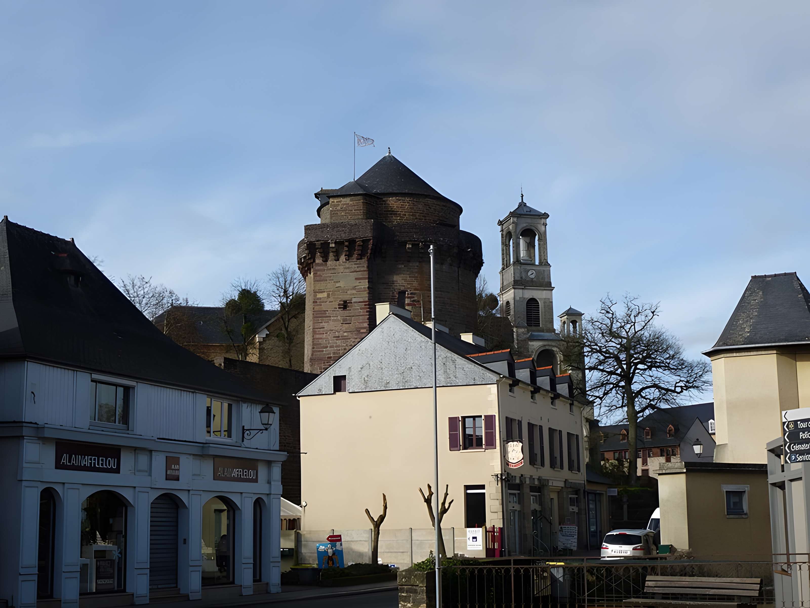 Tour du château ou ancien donjon (ancienne prison)