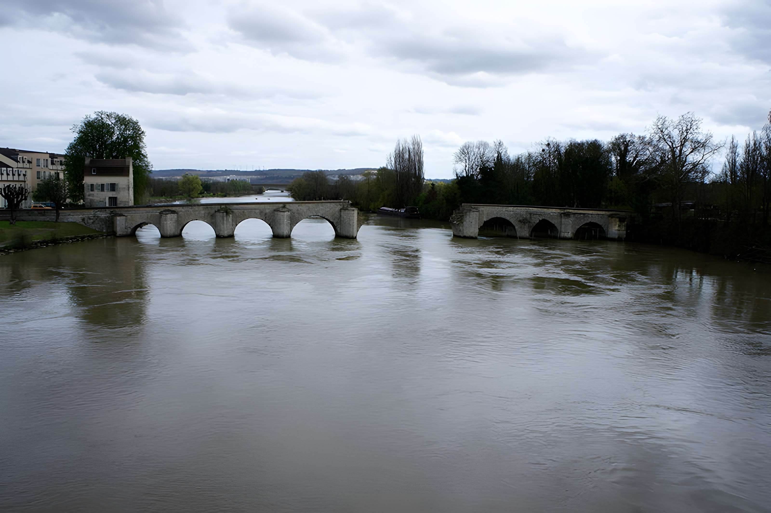 Vieux pont de Limay (également sur commune de Mantes-la-Jolie)
