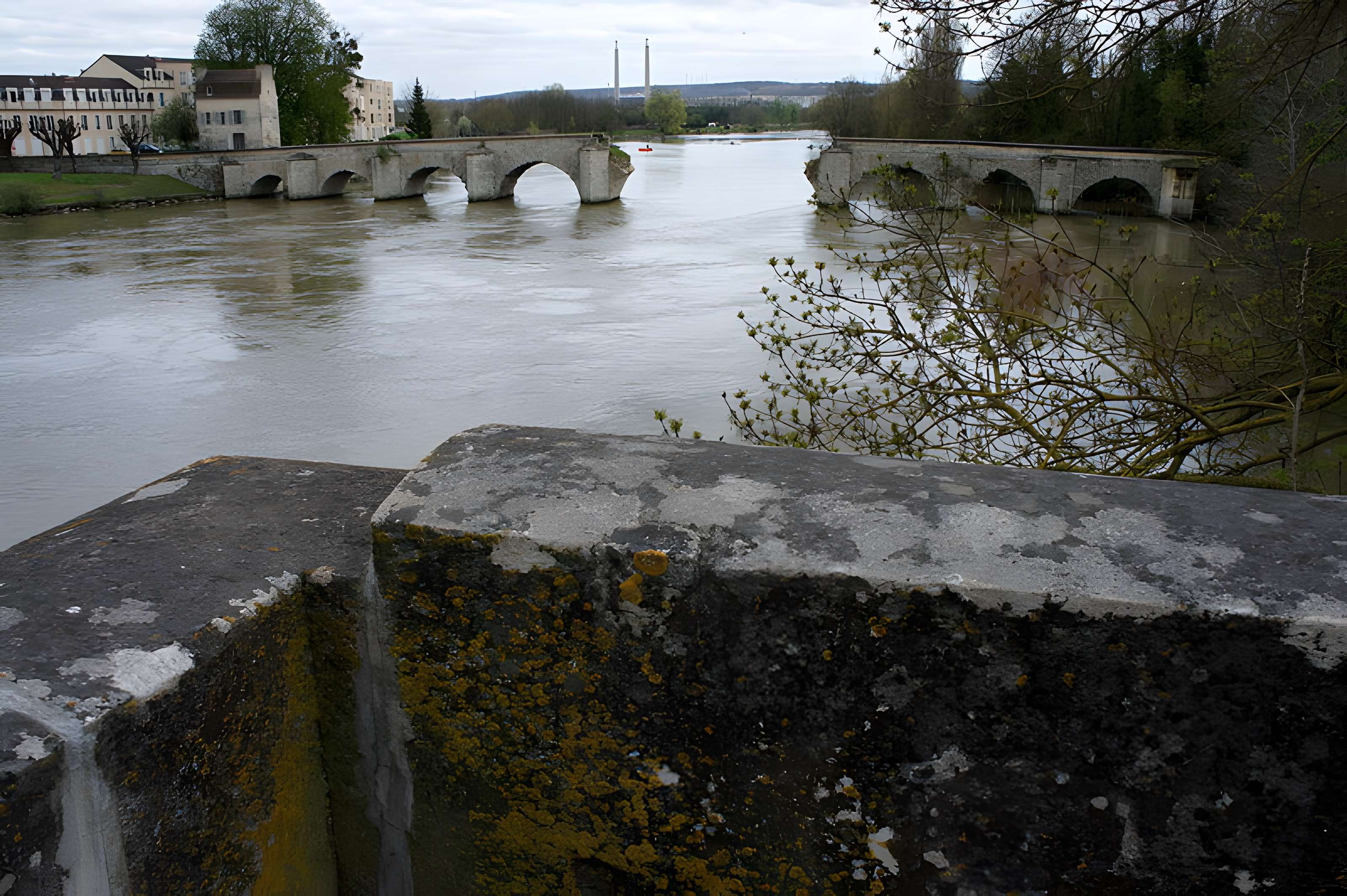 Vieux pont de Limay (également sur commune de Mantes-la-Jolie)