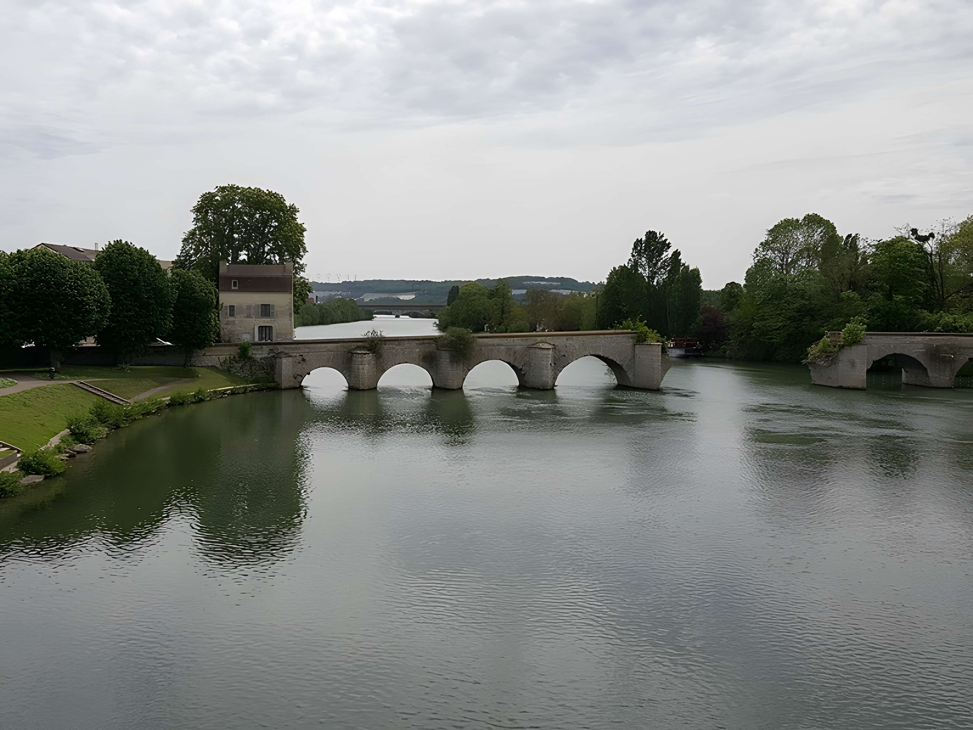 Vieux pont de Limay (également sur commune de Mantes-la-Jolie)