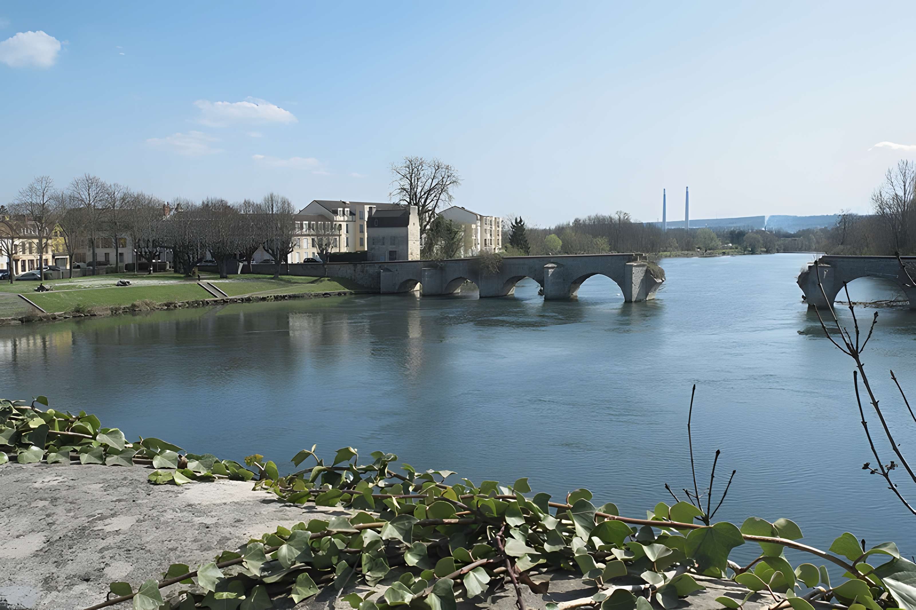 Vieux pont de Limay (également sur commune de Mantes-la-Jolie)