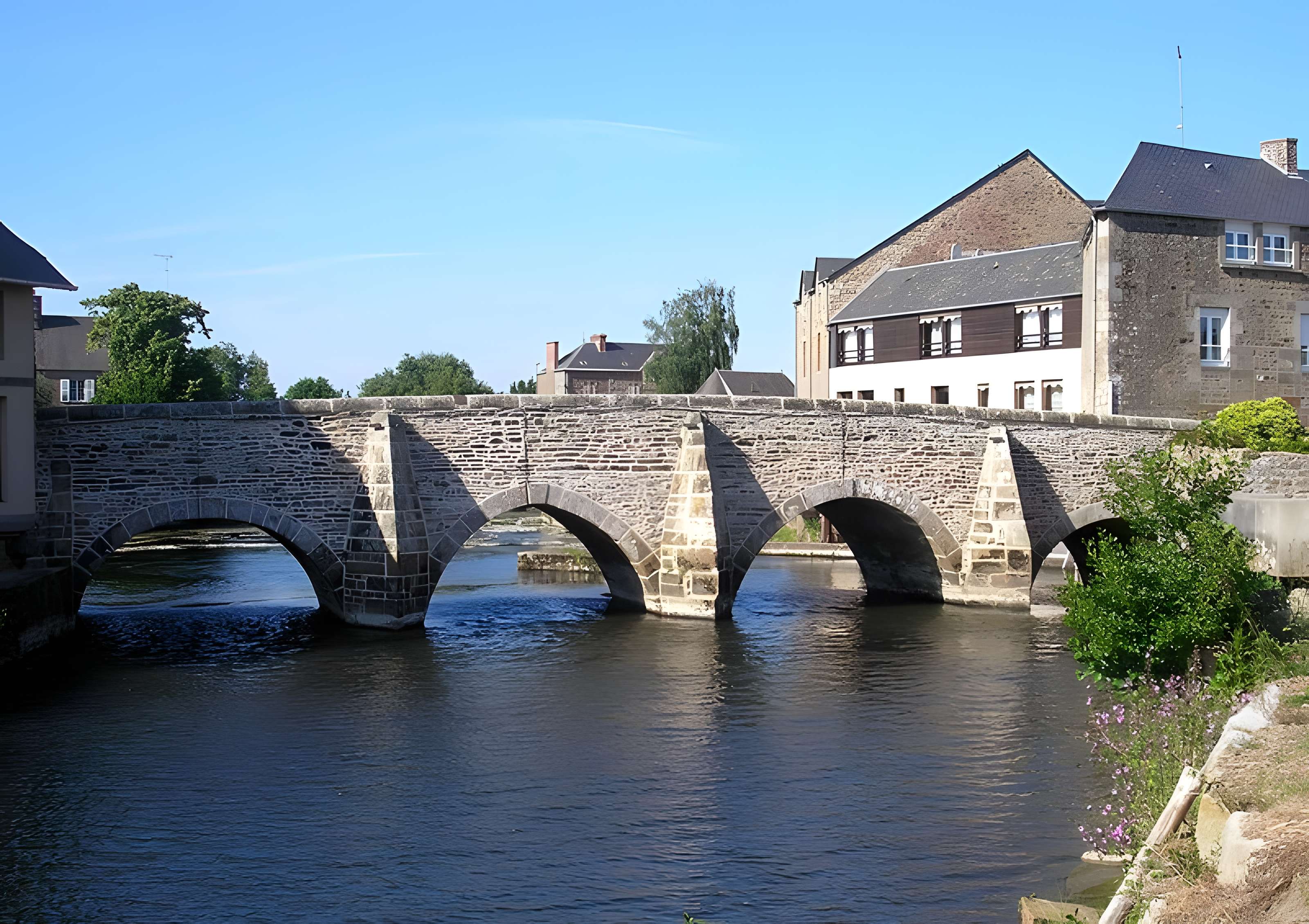 Vieux pont de Poilley 
