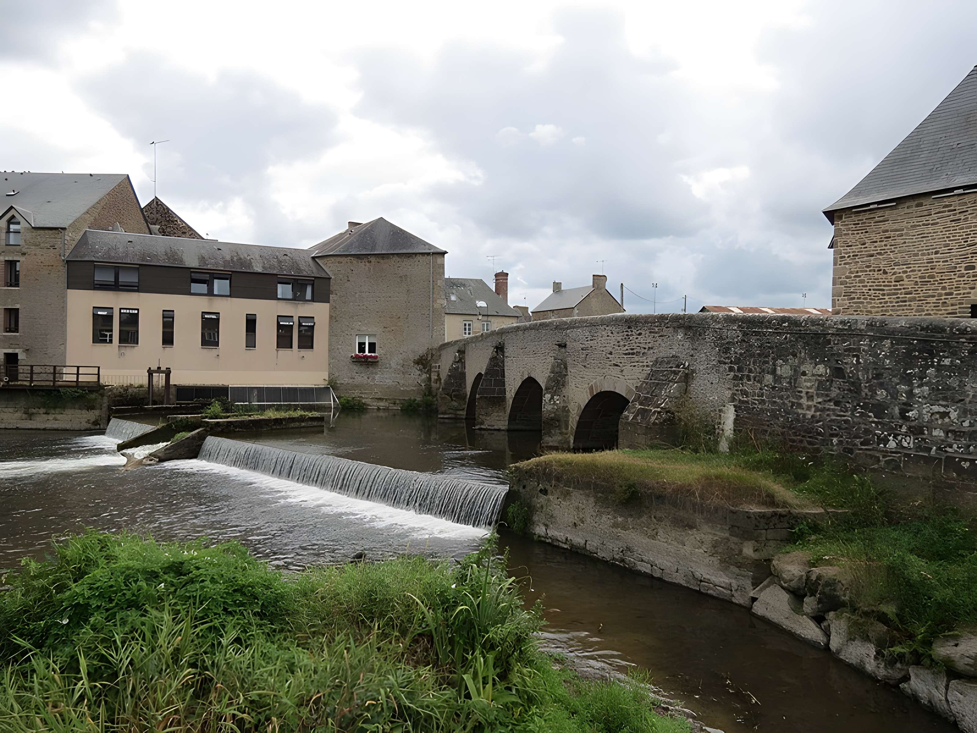 Vieux pont de Poilley