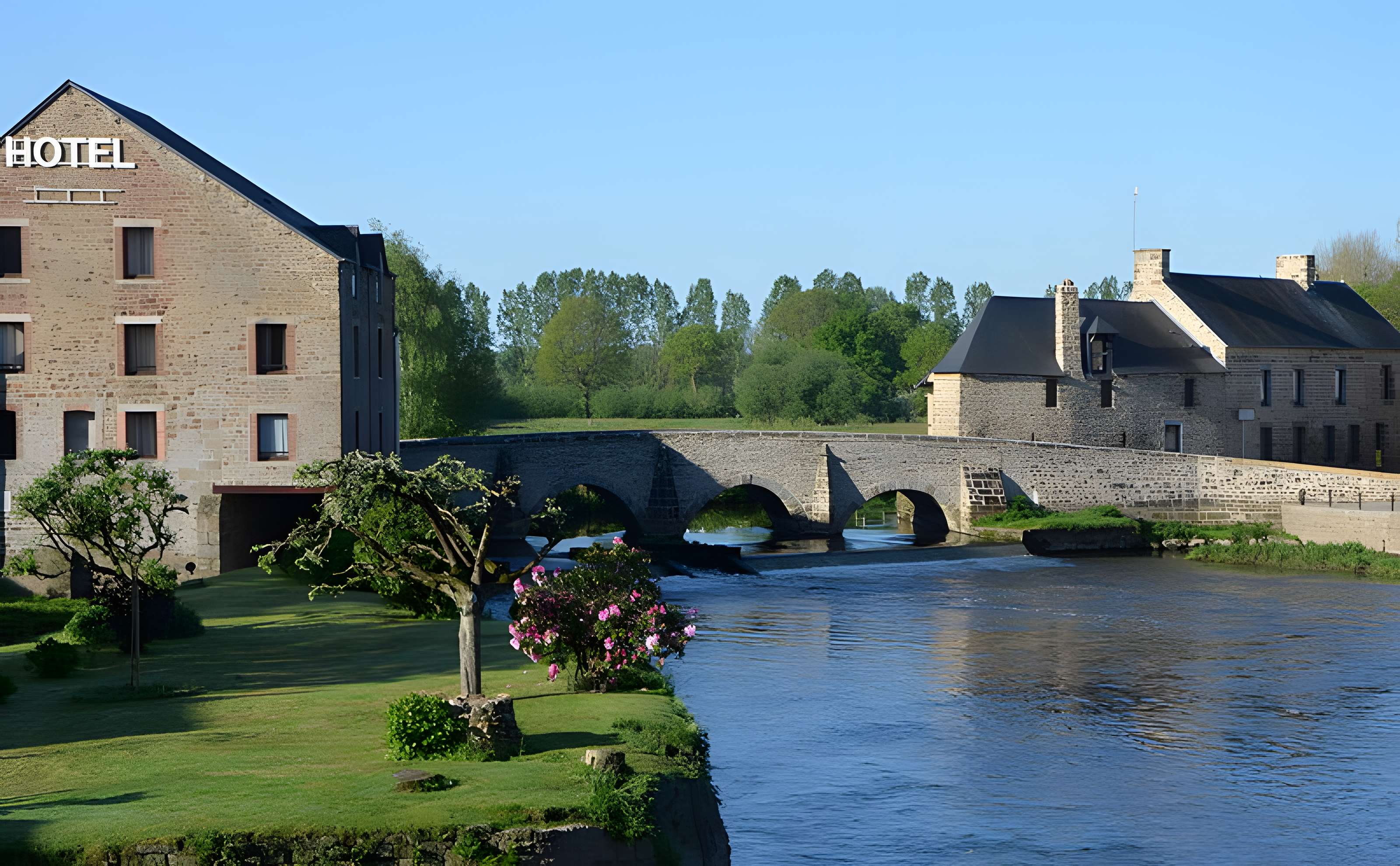 Vieux pont de Poilley