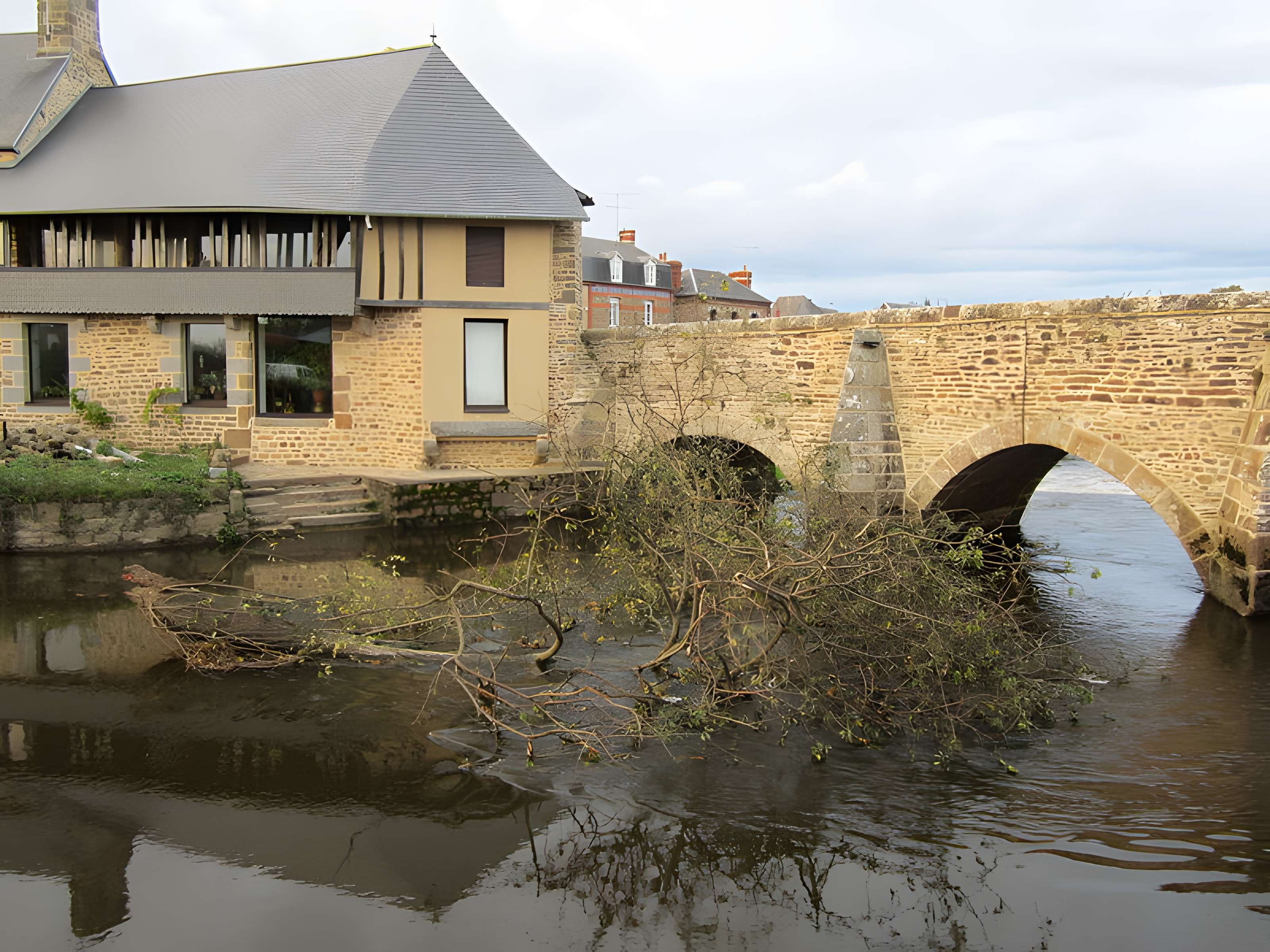 Vieux pont de Poilley