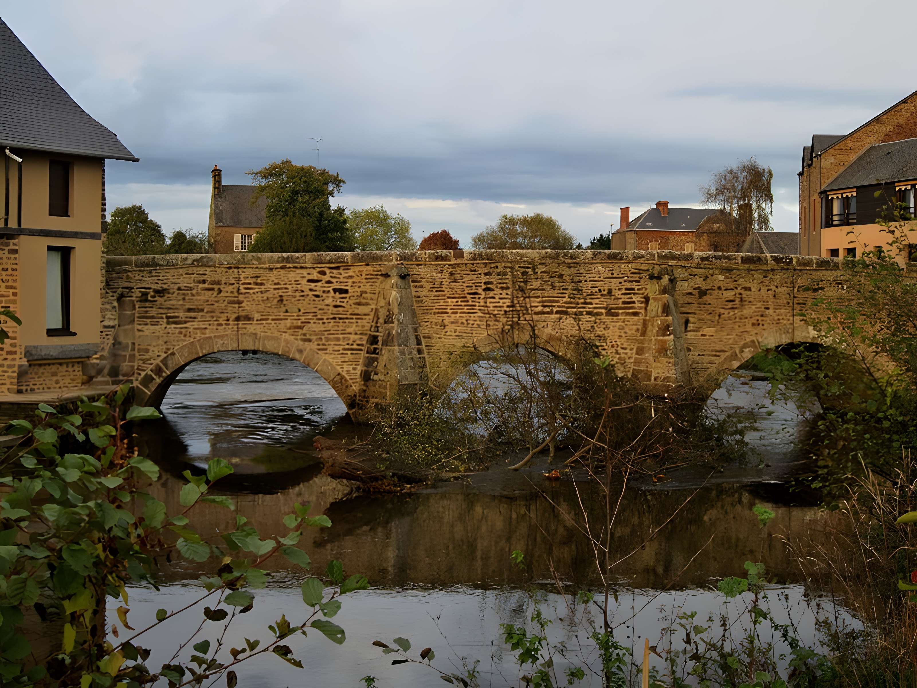 Vieux pont de Poilley