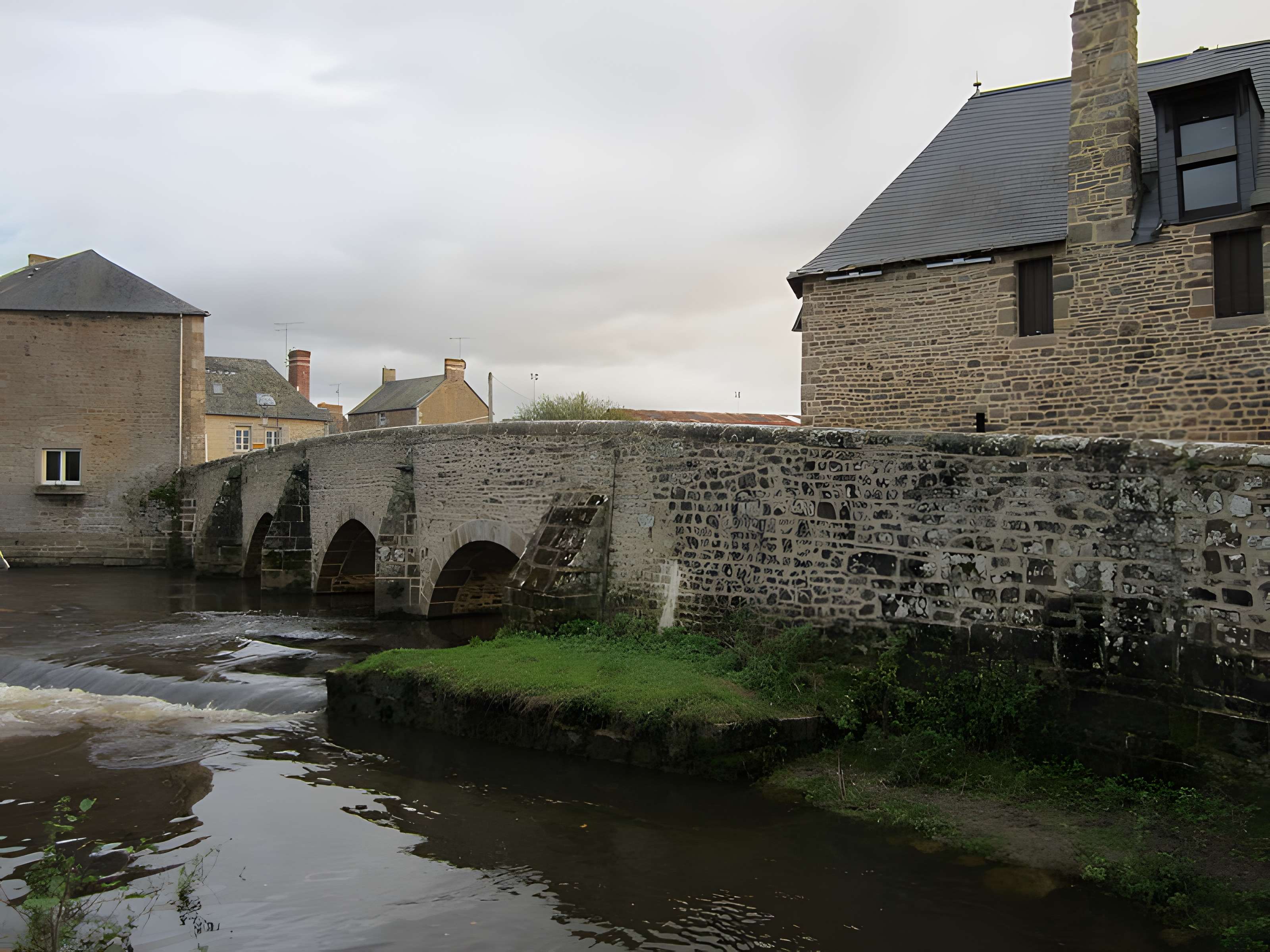 Vieux pont de Poilley