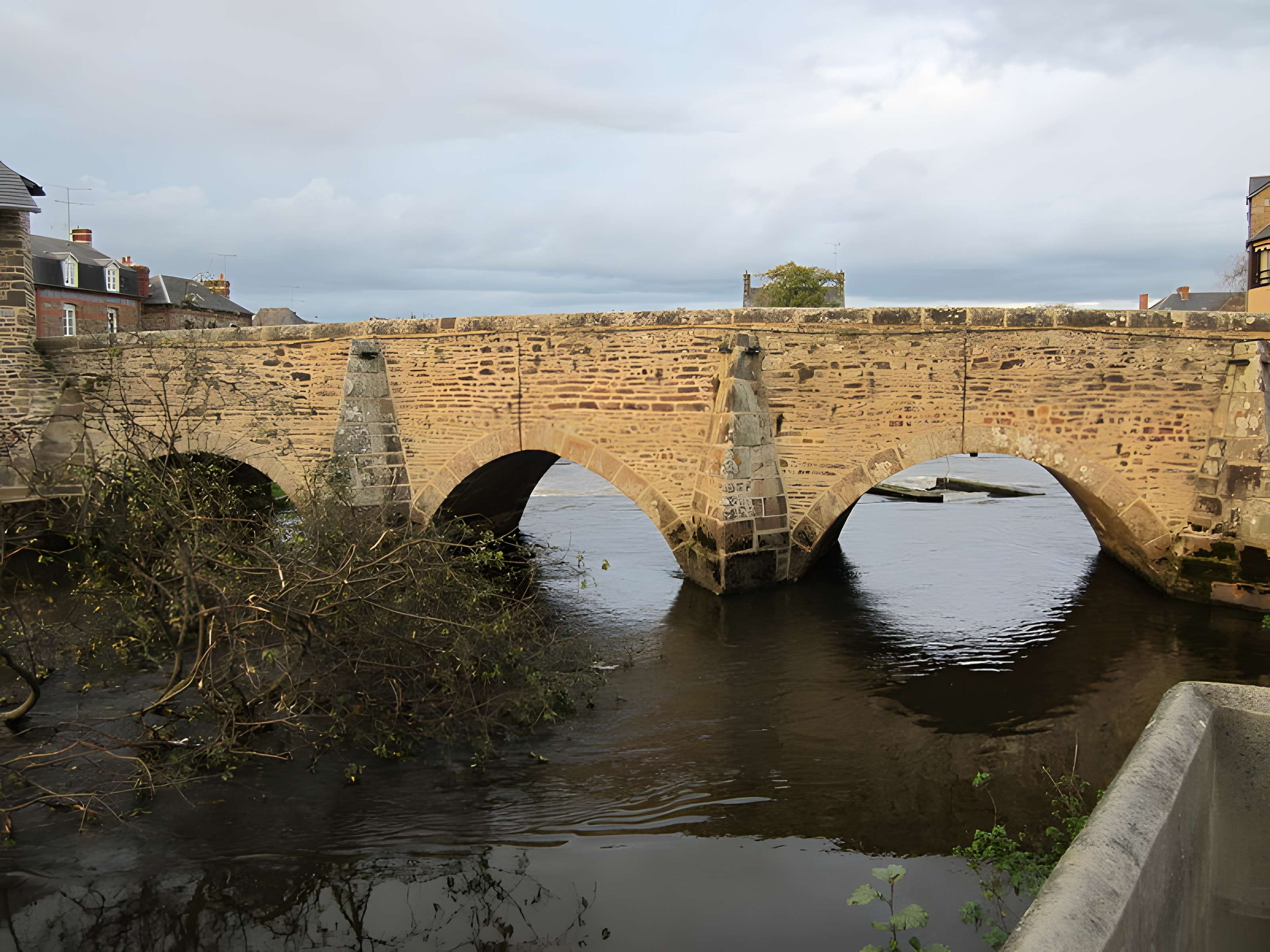 Vieux pont de Poilley