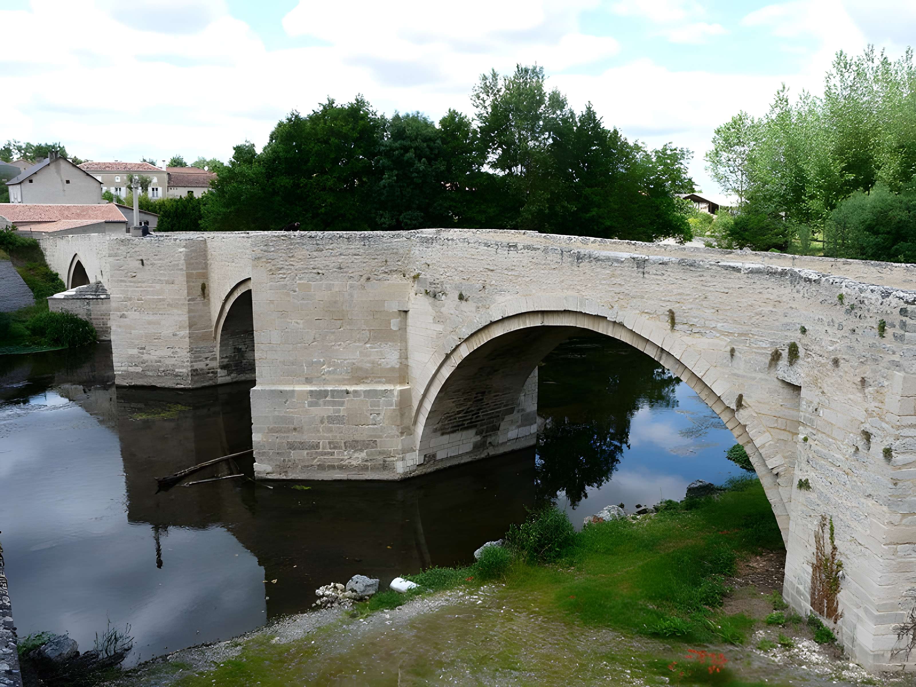 Vieux pont de Saint-Généroux 