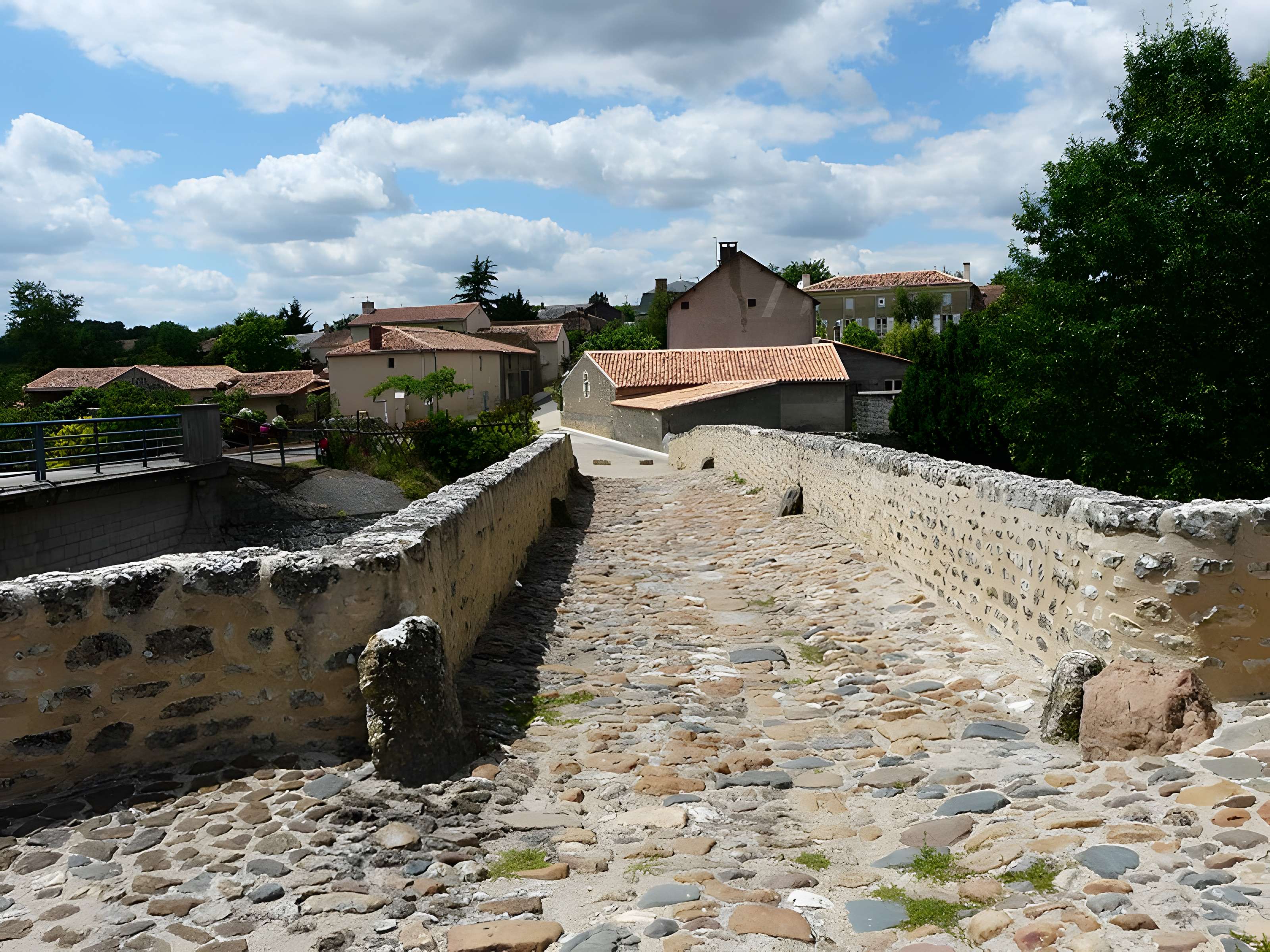 Vieux pont de Saint-Généroux