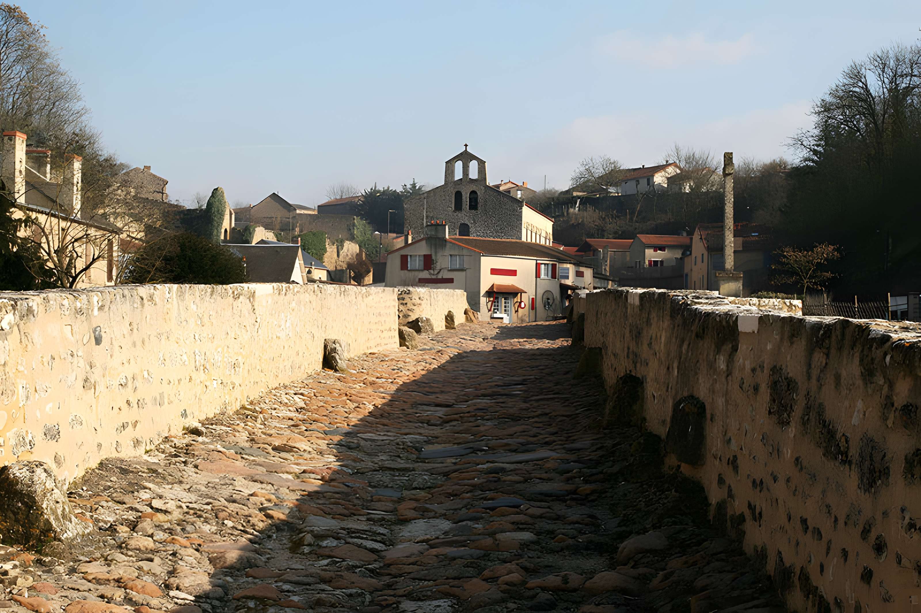 Vieux pont de Saint-Généroux
