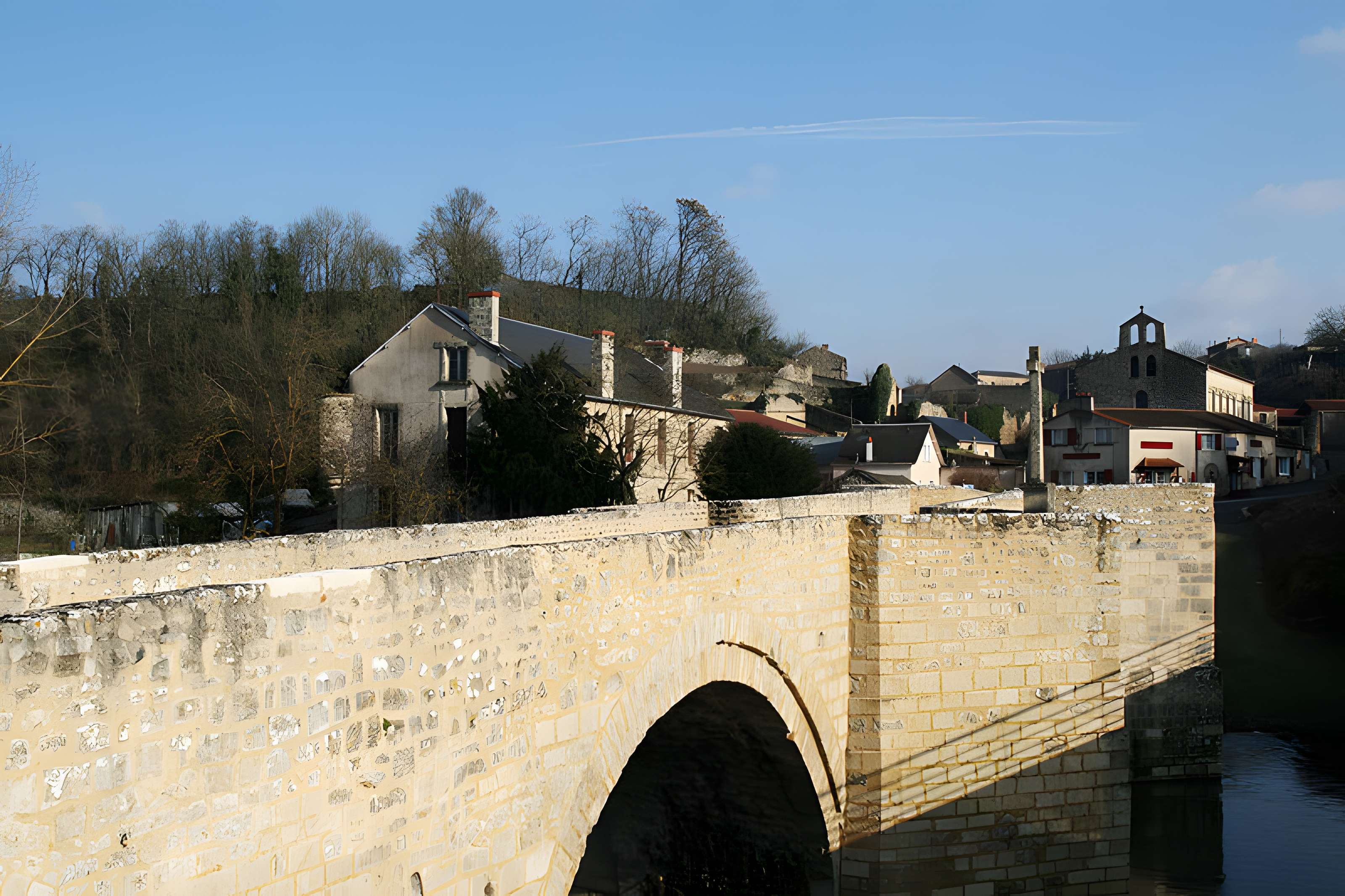 Vieux pont de Saint-Généroux