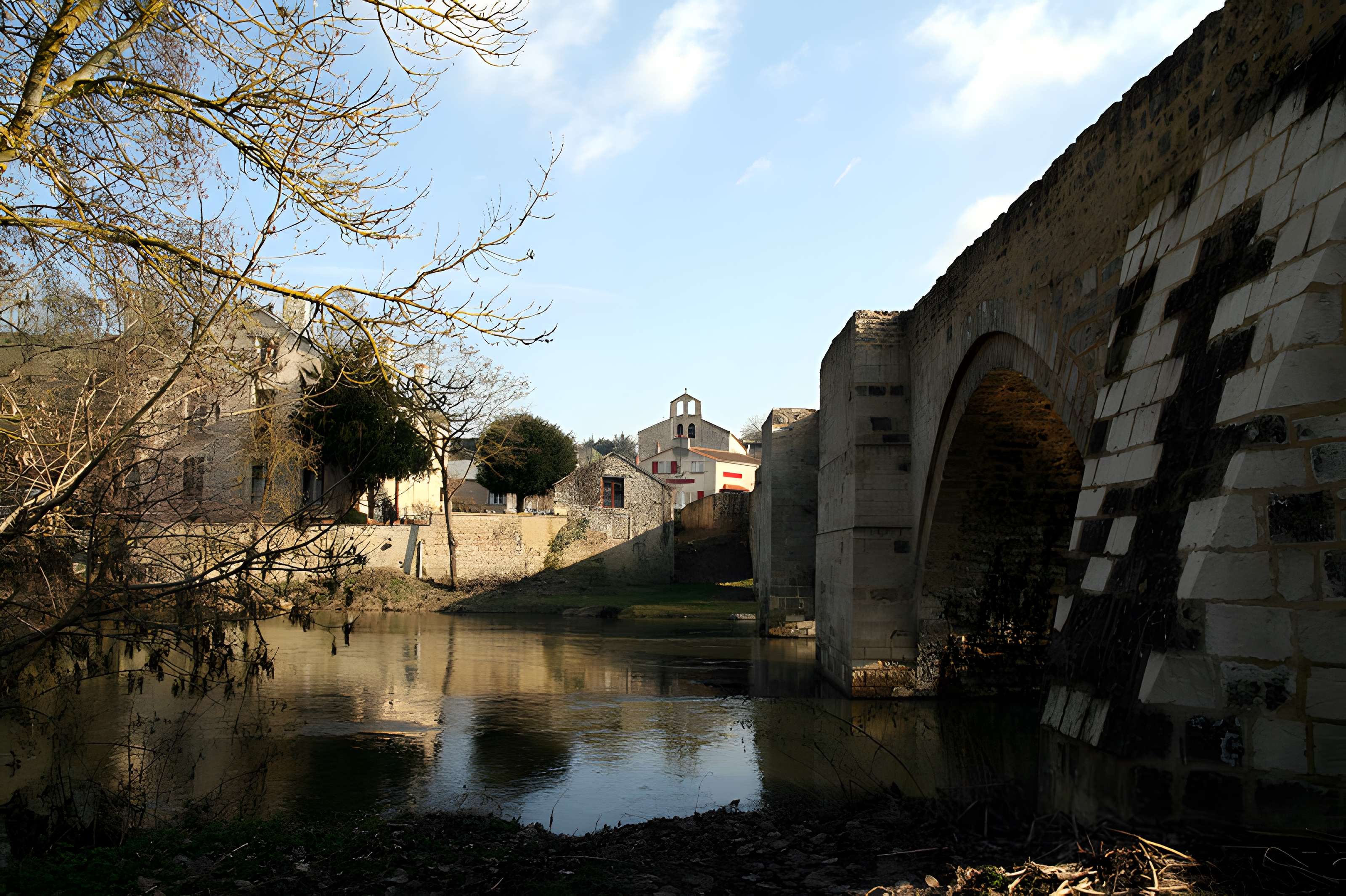 Vieux pont de Saint-Généroux