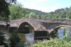 Photo de Vieux pont sur la Sioule à Menat