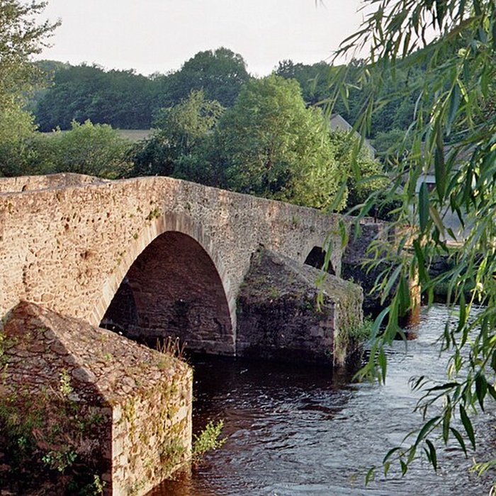 Photo de Vieux pont sur la Sioule à Menat