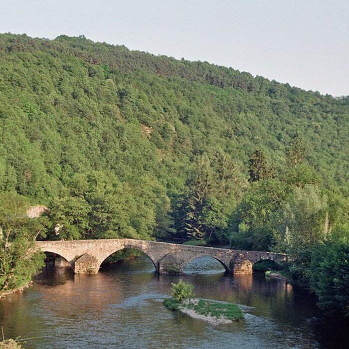 Photo de Vieux pont sur la Sioule à Menat