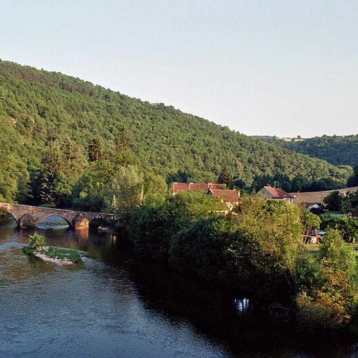 Photo de Vieux pont sur la Sioule à Menat