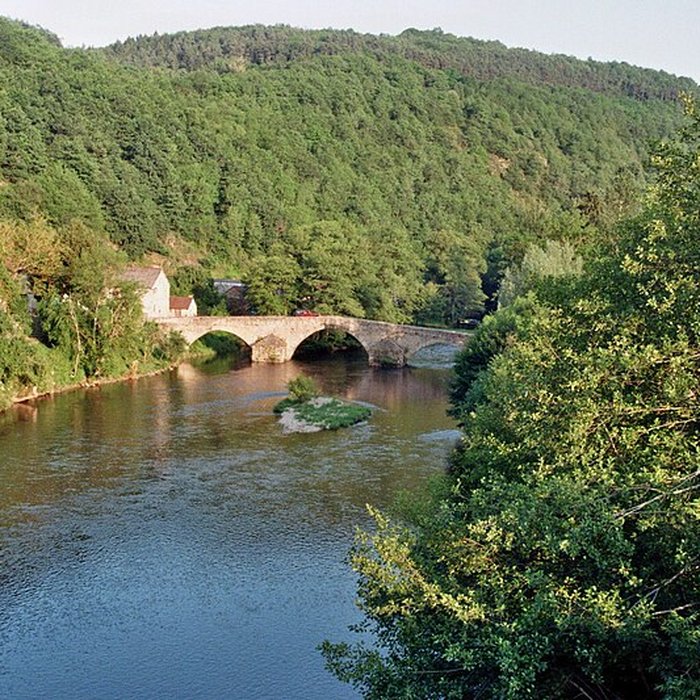 Photo de Vieux pont sur la Sioule à Menat
