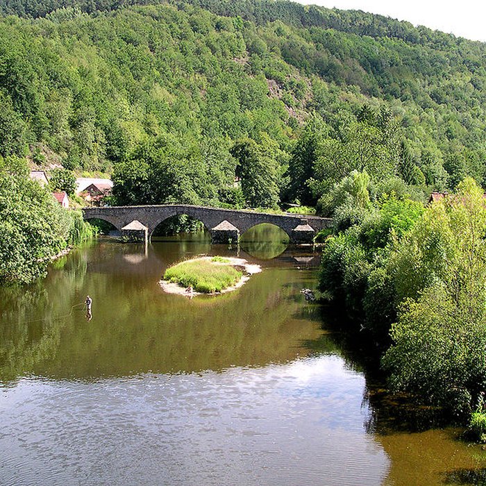 Photo de Vieux pont sur la Sioule à Menat