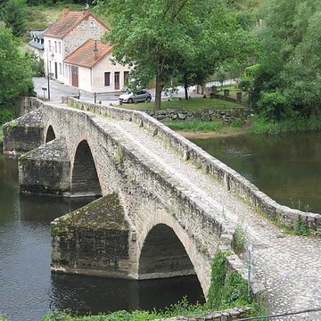 Vieux pont sur la Sioule à Menat