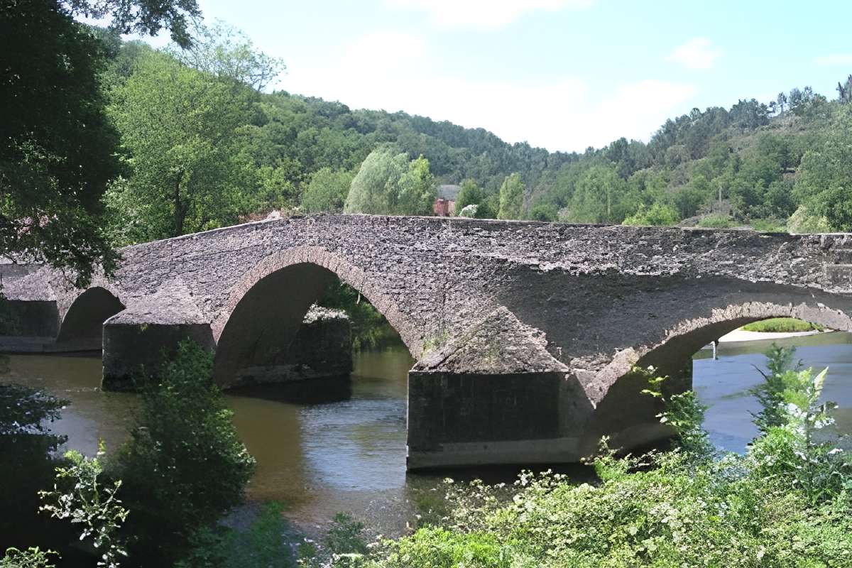 Vieux pont sur la Sioule à Menat 