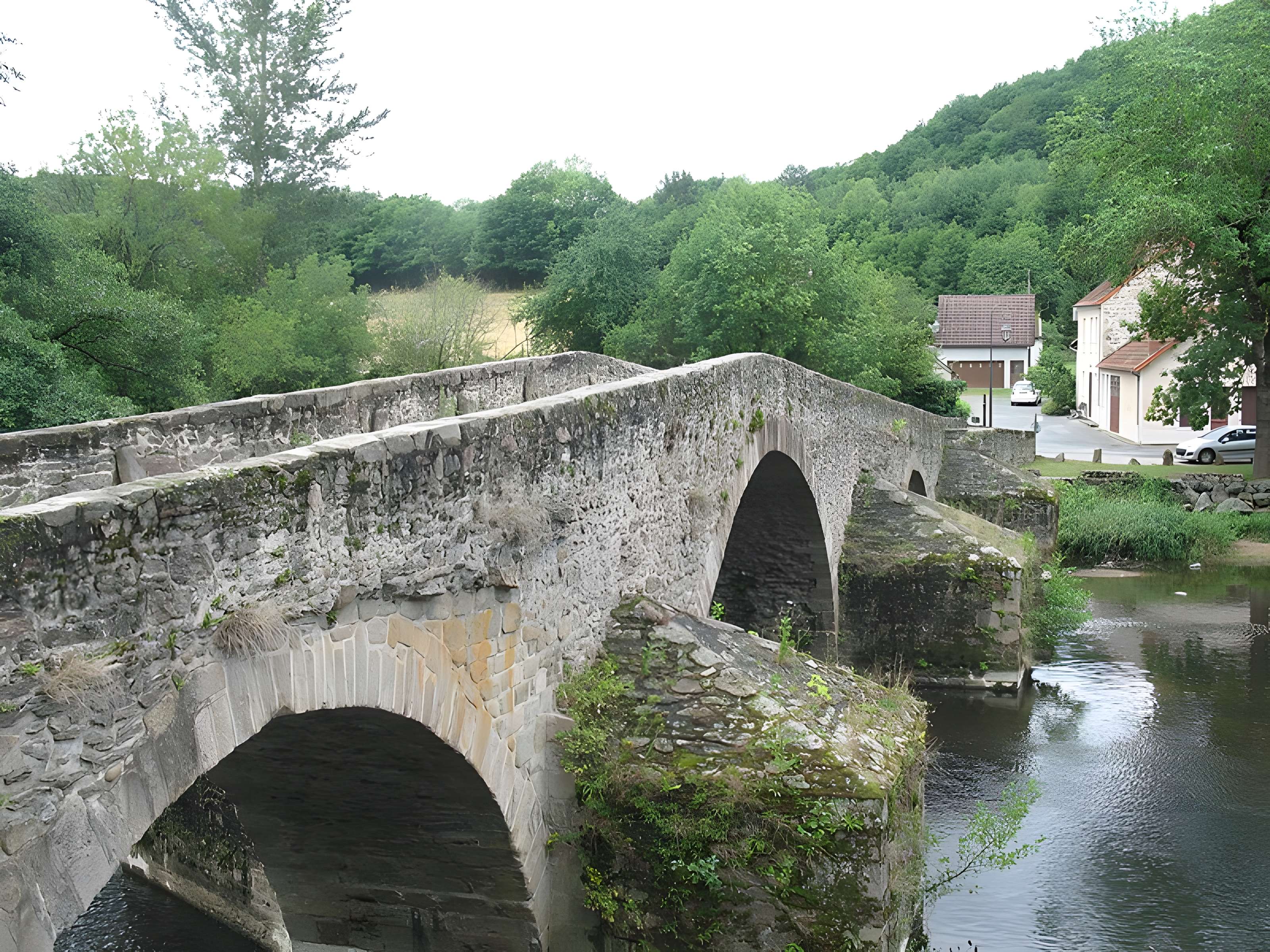 Vieux pont sur la Sioule à Menat