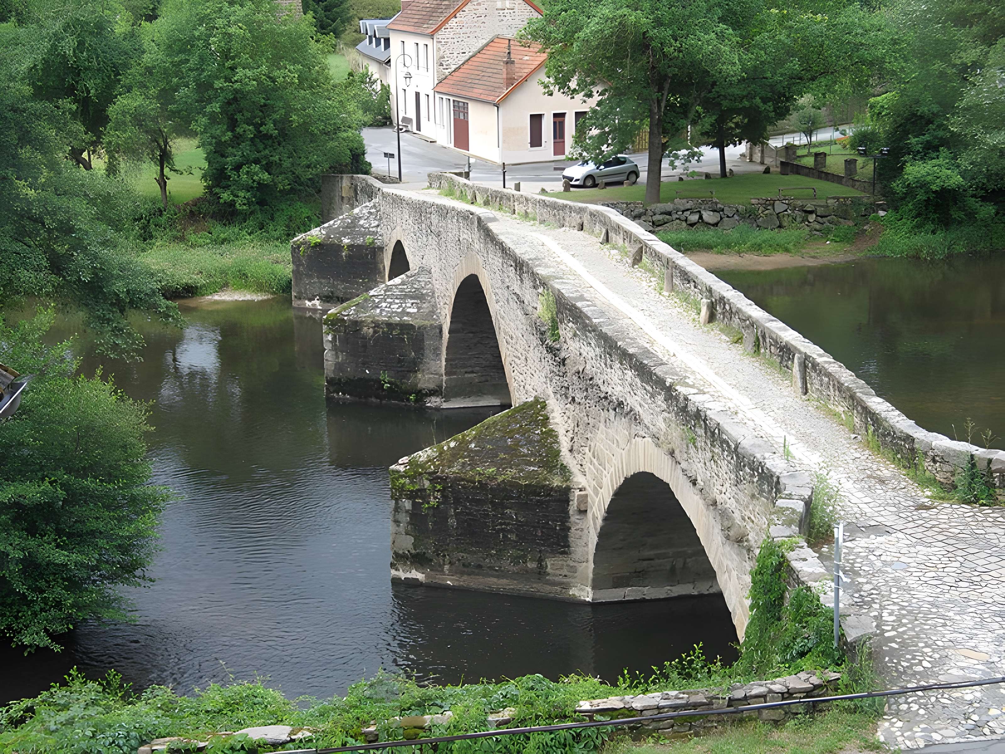 Vieux pont sur la Sioule à Menat
