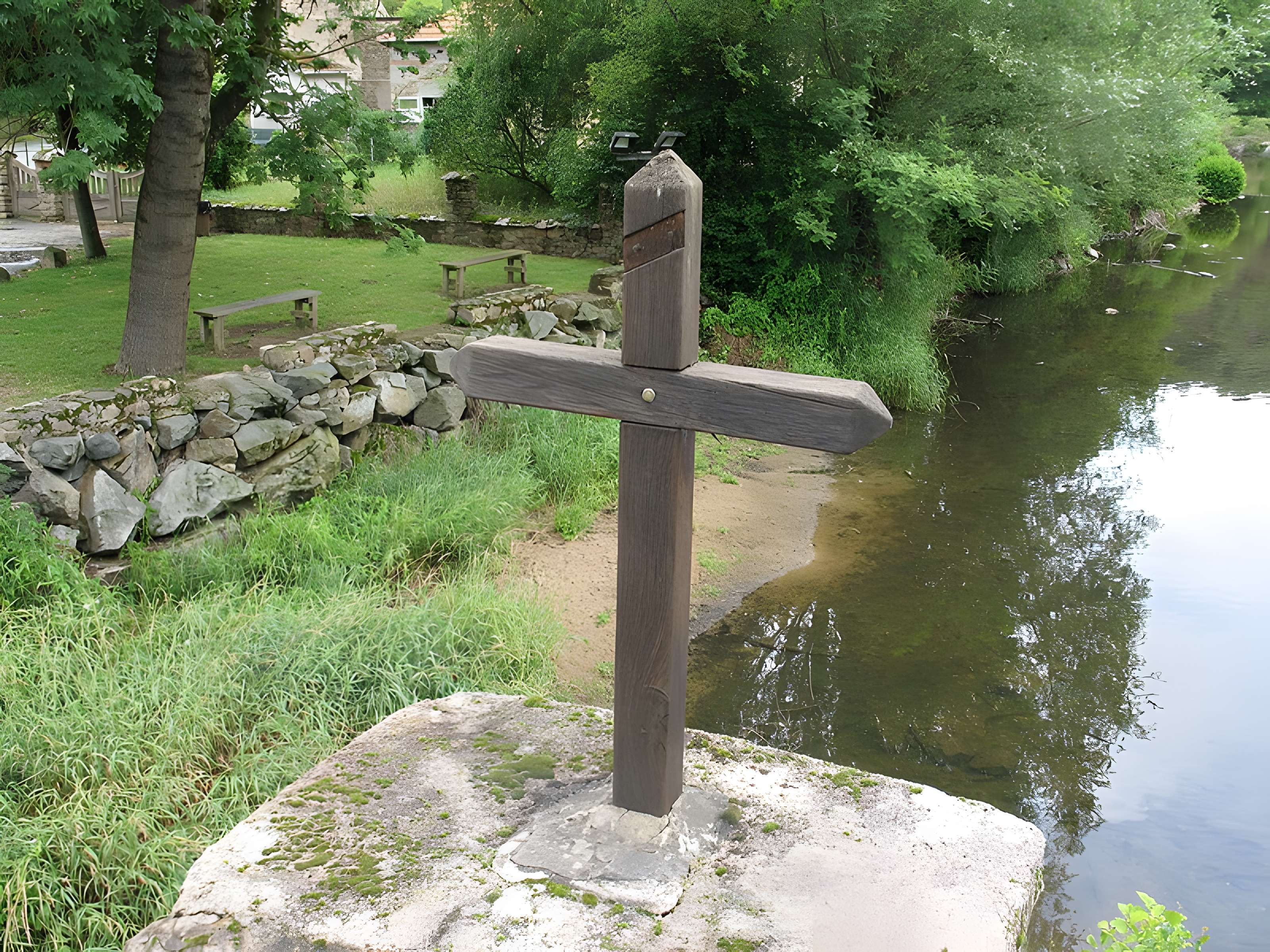 Vieux pont sur la Sioule à Menat