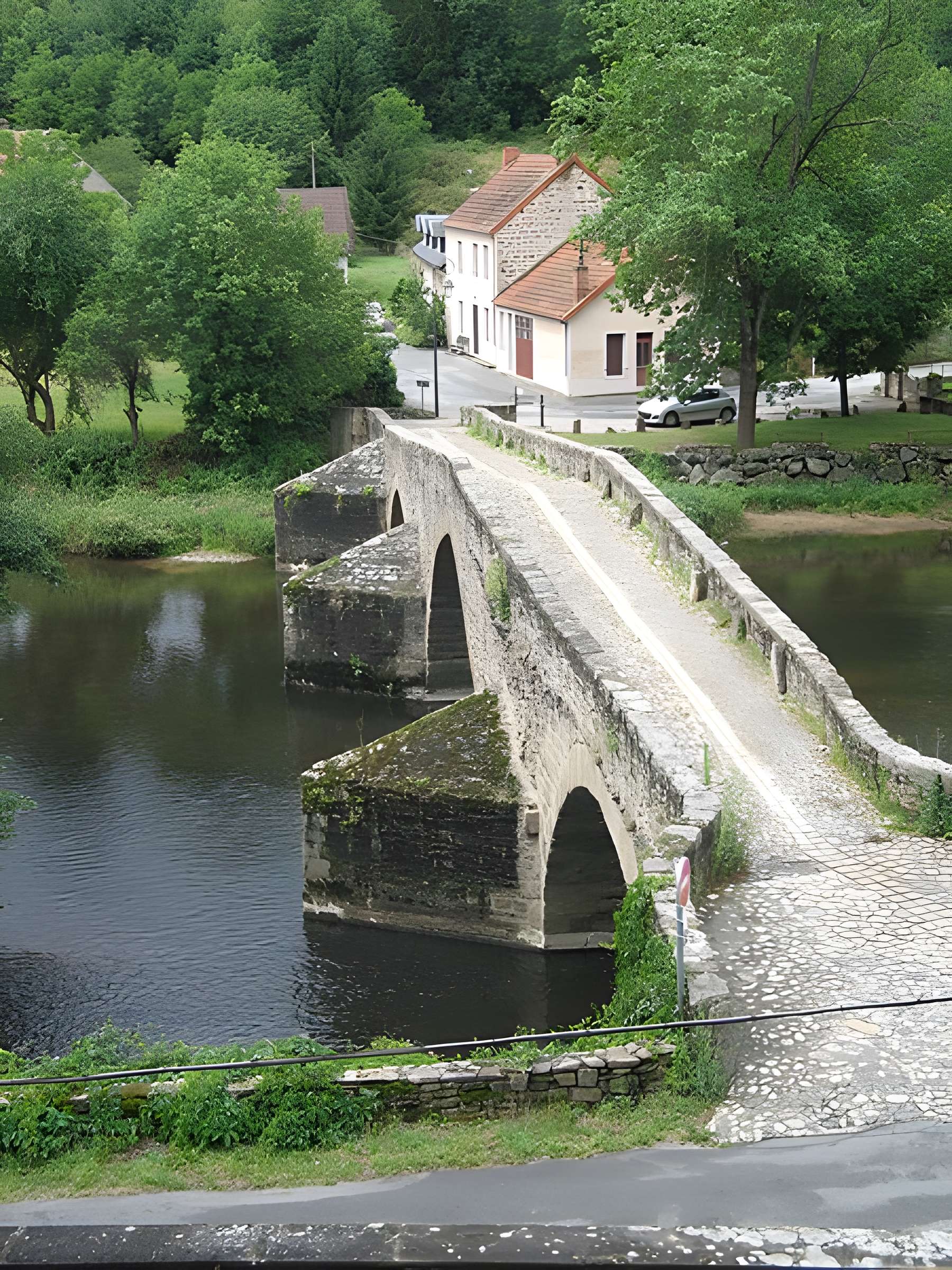 Vieux pont sur la Sioule à Menat