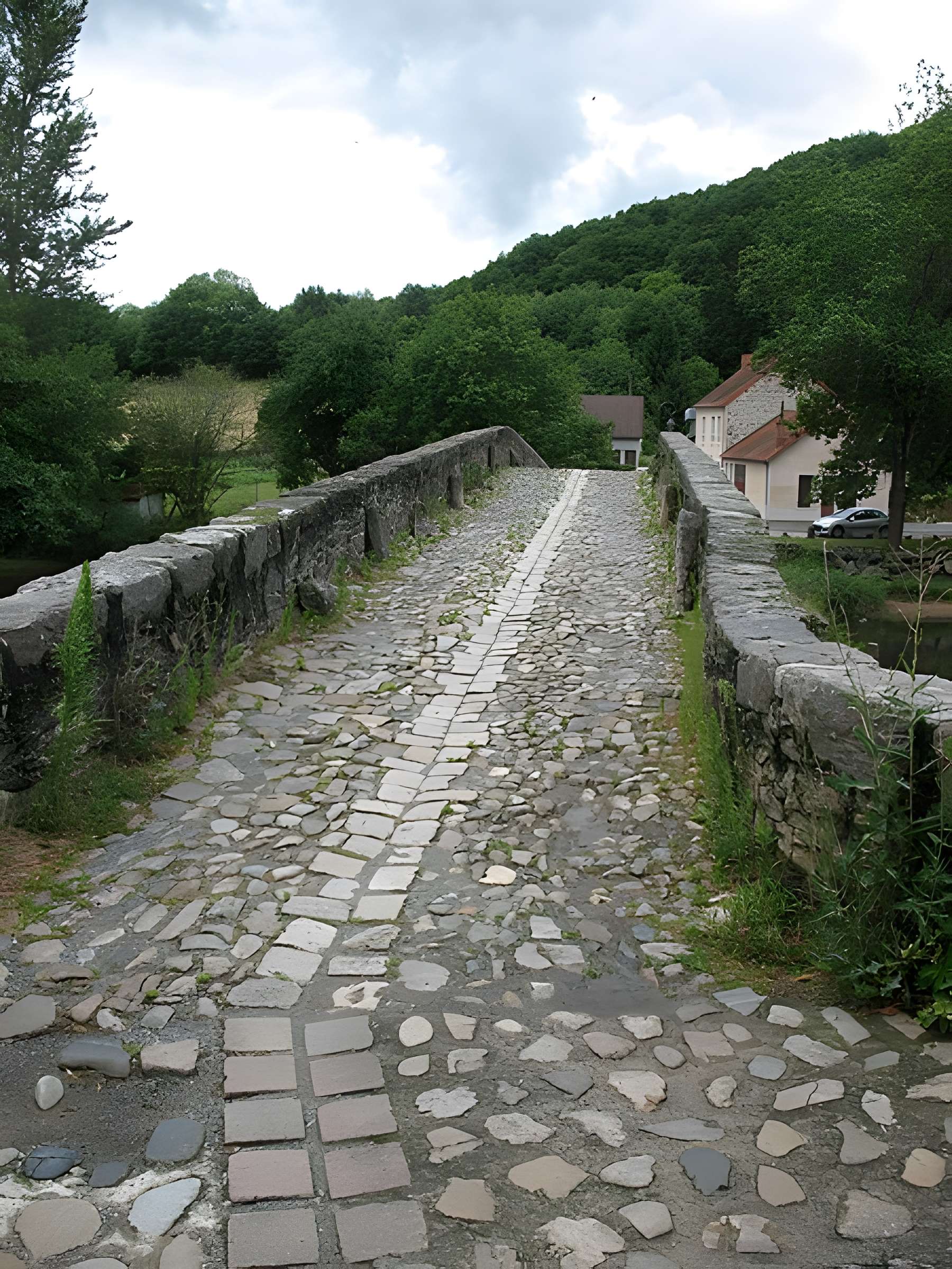 Vieux pont sur la Sioule à Menat