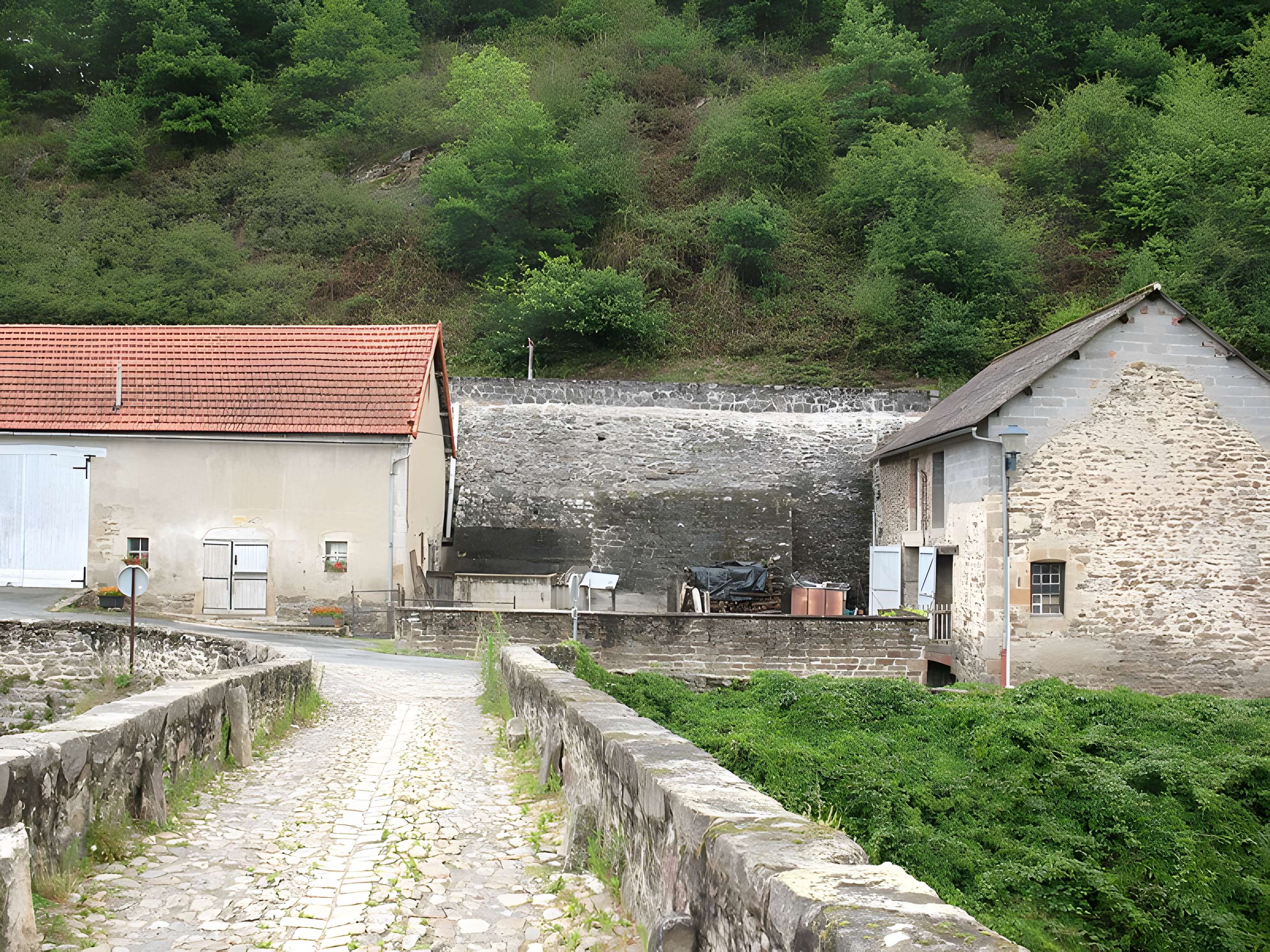 Vieux pont sur la Sioule à Menat