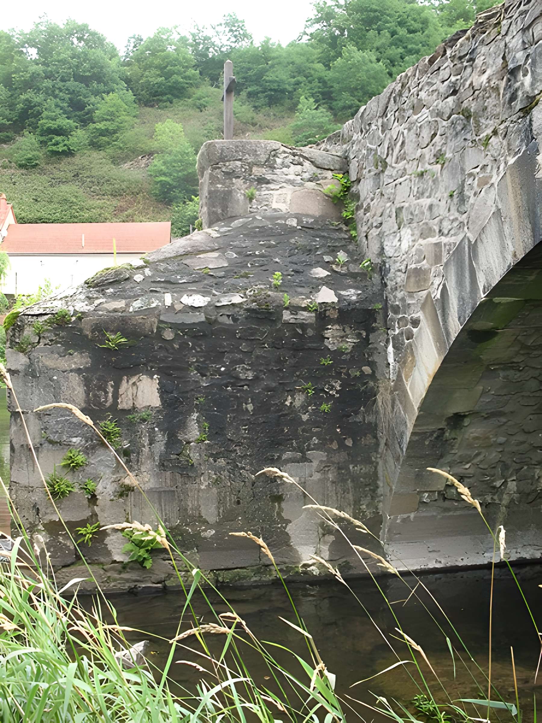 Vieux pont sur la Sioule à Menat