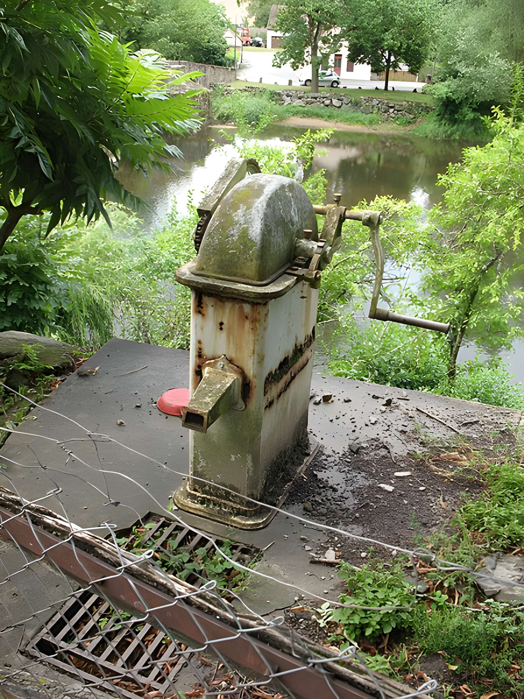 Vieux pont sur la Sioule à Menat