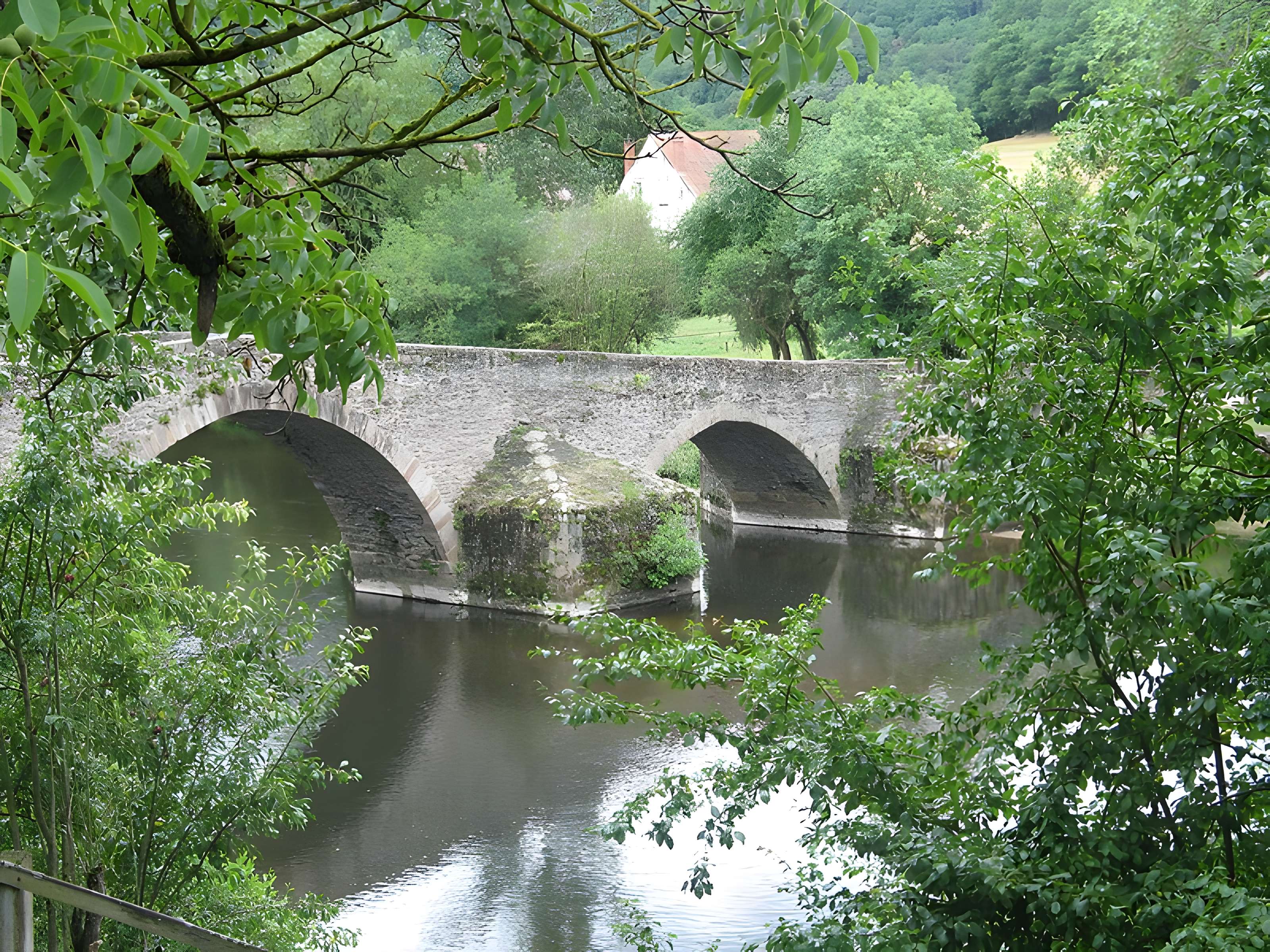 Vieux pont sur la Sioule à Menat