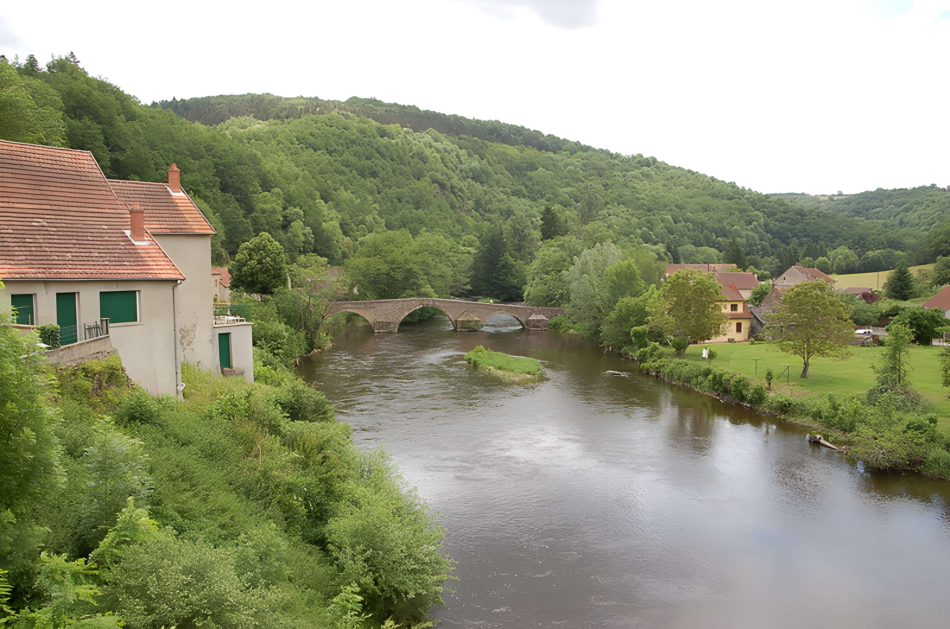 Vieux pont sur la Sioule à Menat