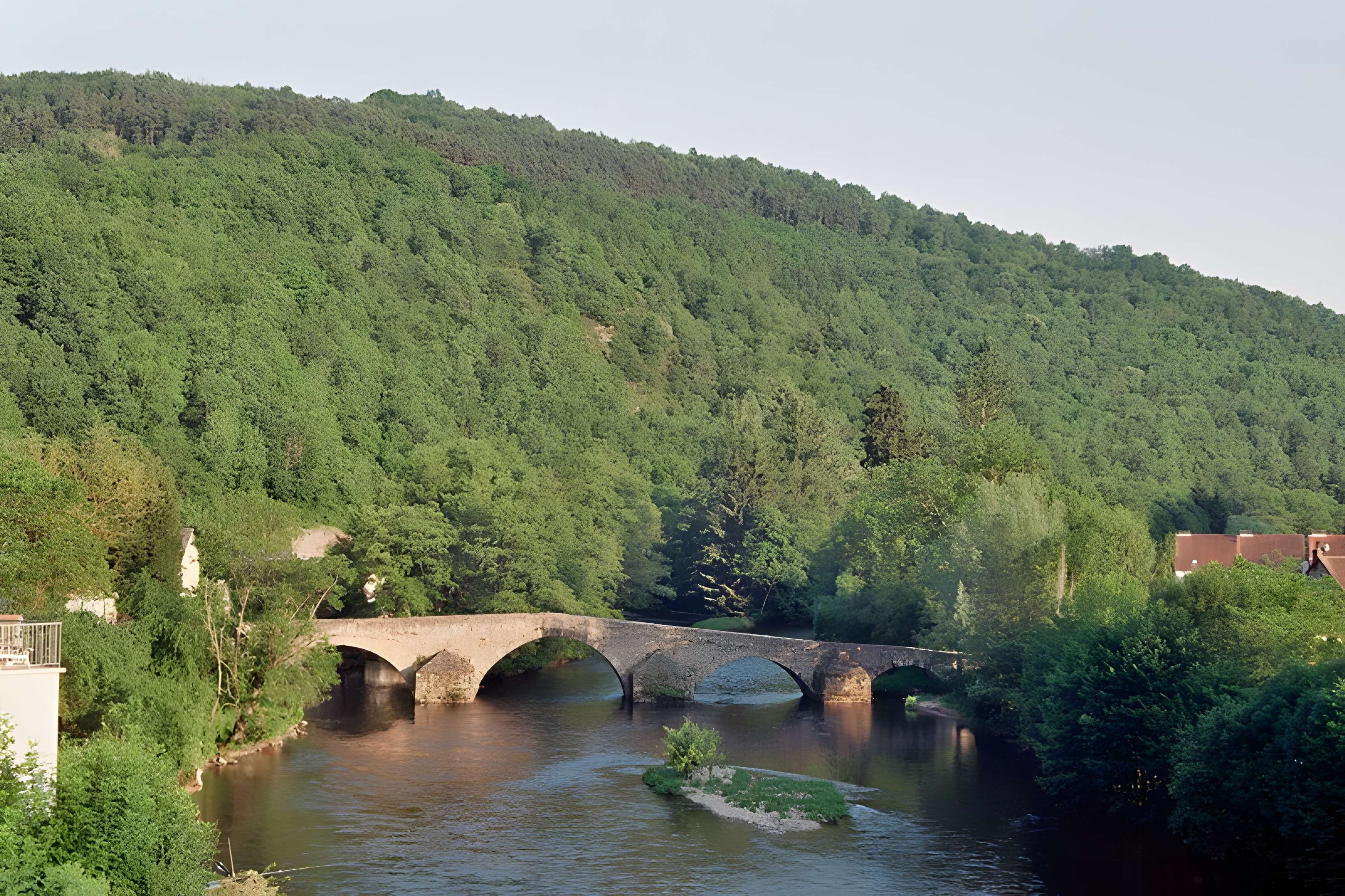 Vieux pont sur la Sioule à Menat