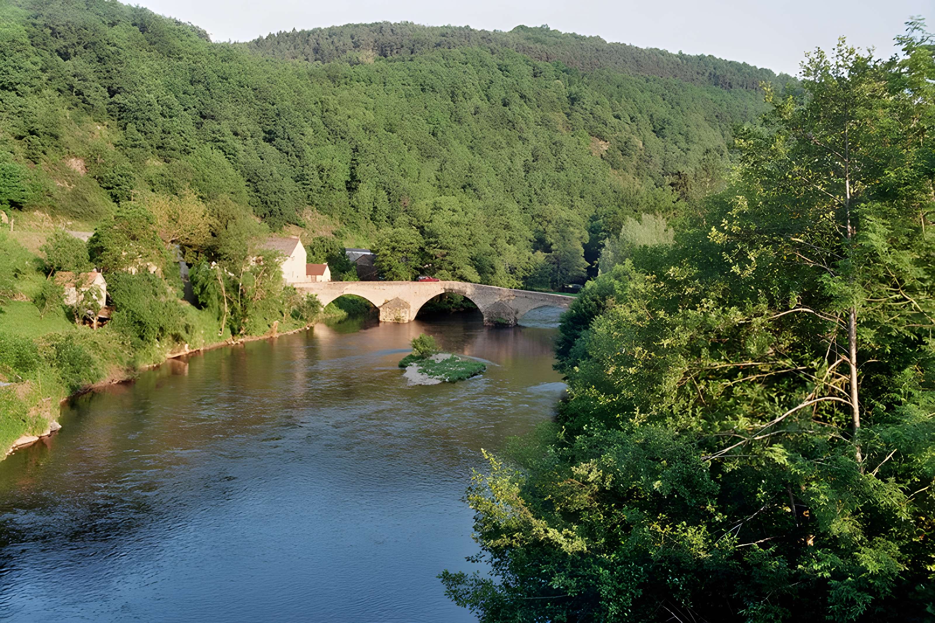 Vieux pont sur la Sioule à Menat