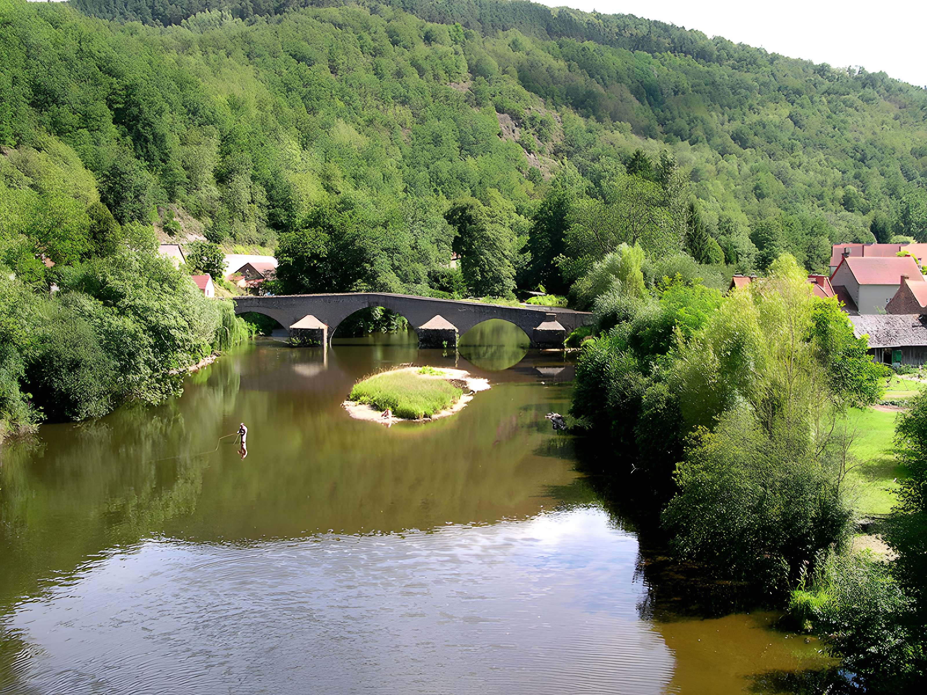Vieux pont sur la Sioule à Menat
