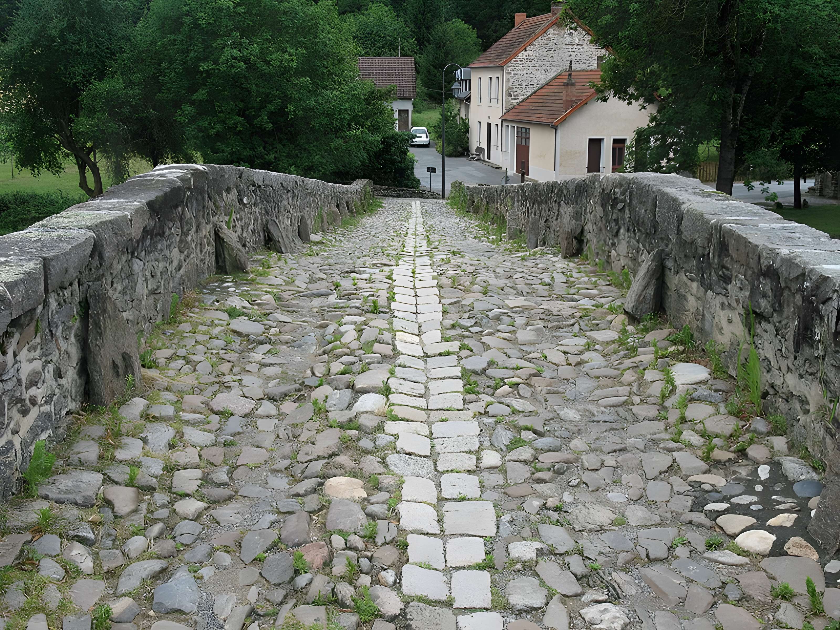 Vieux pont sur la Sioule à Menat
