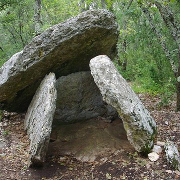 Groupe de trois dolmens
