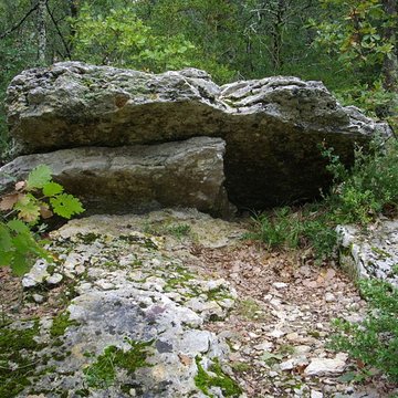 Groupe de trois dolmens