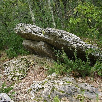 Groupe de trois dolmens