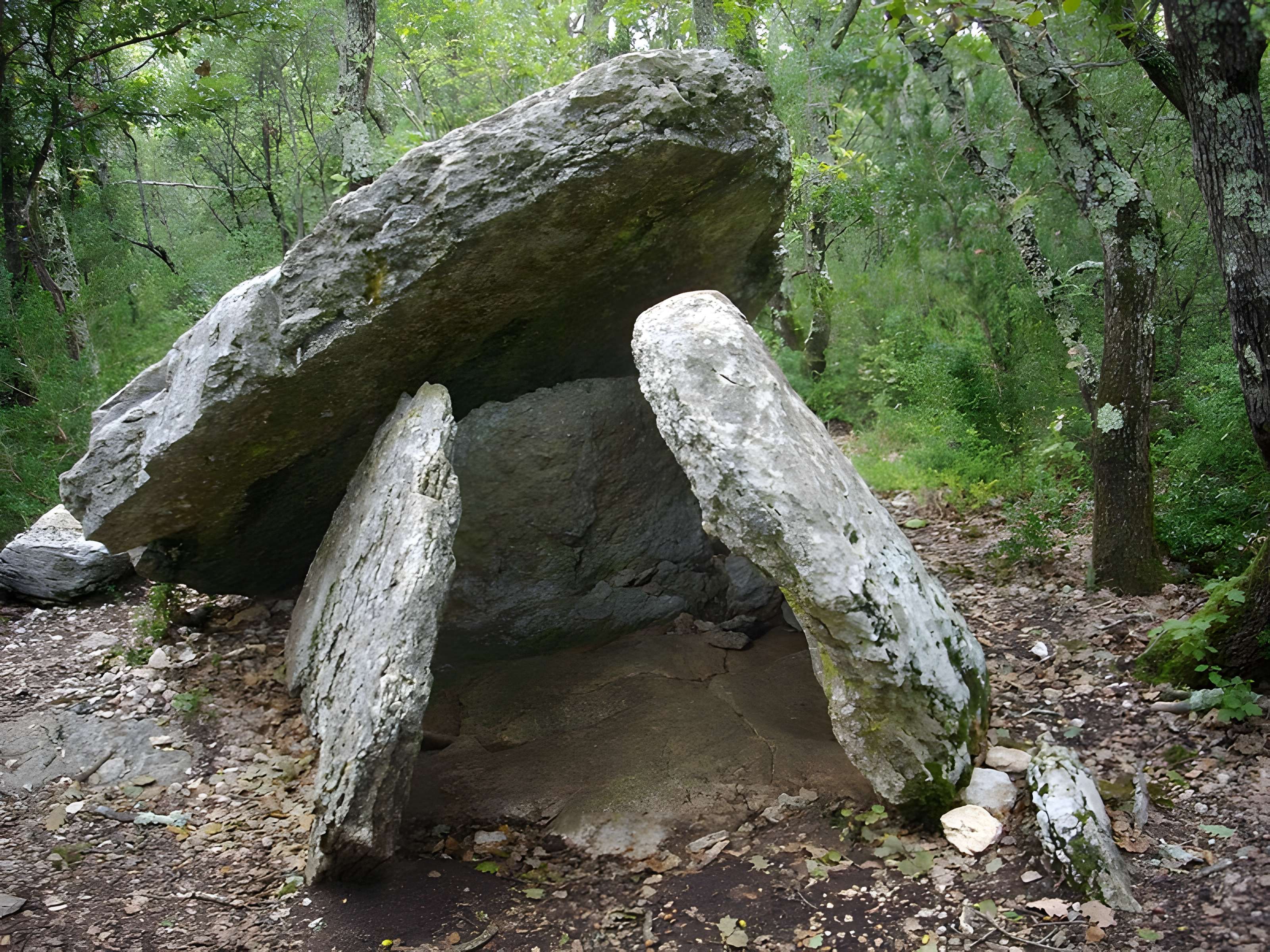 Groupe de trois dolmens