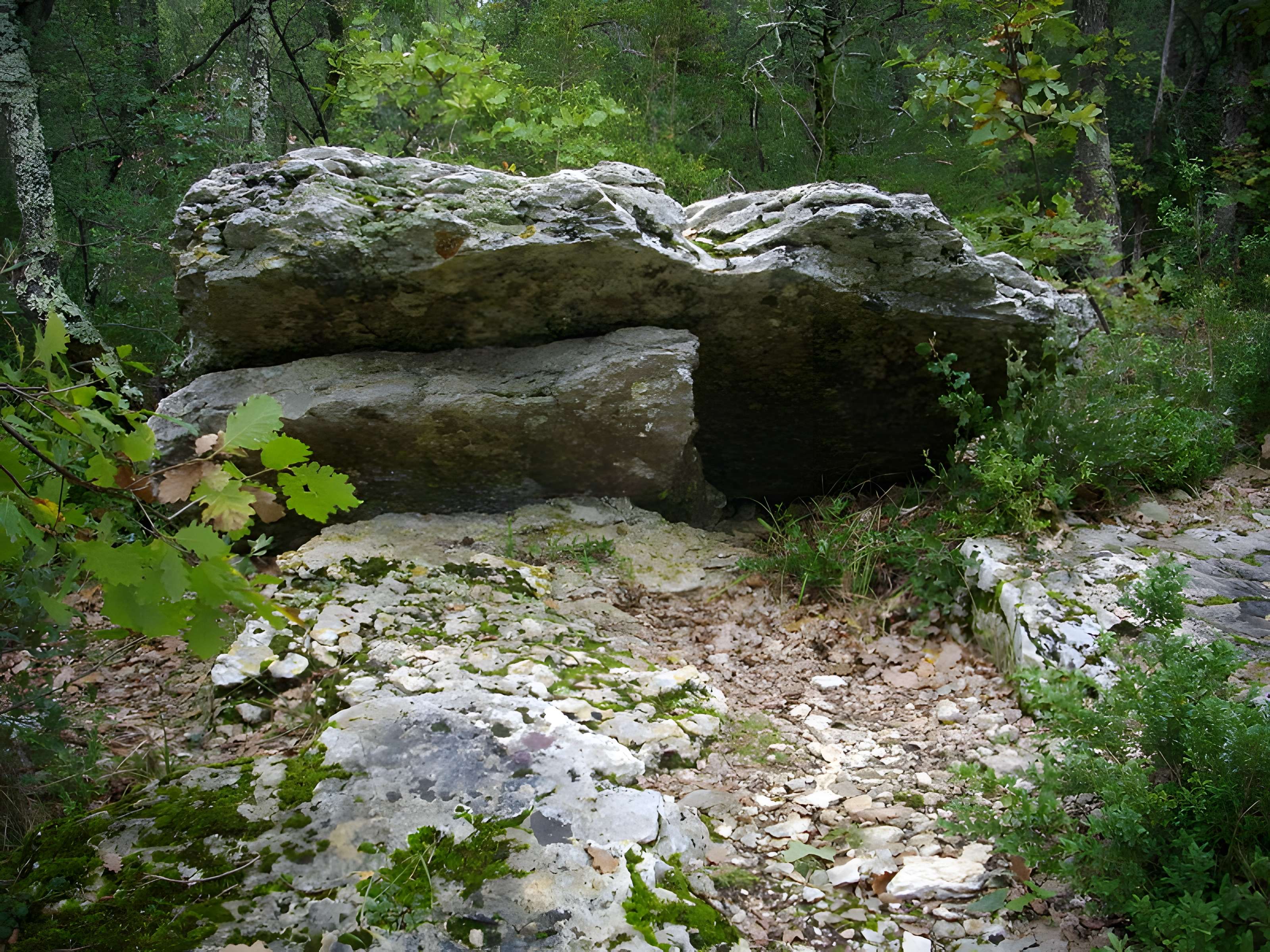 Groupe de trois dolmens