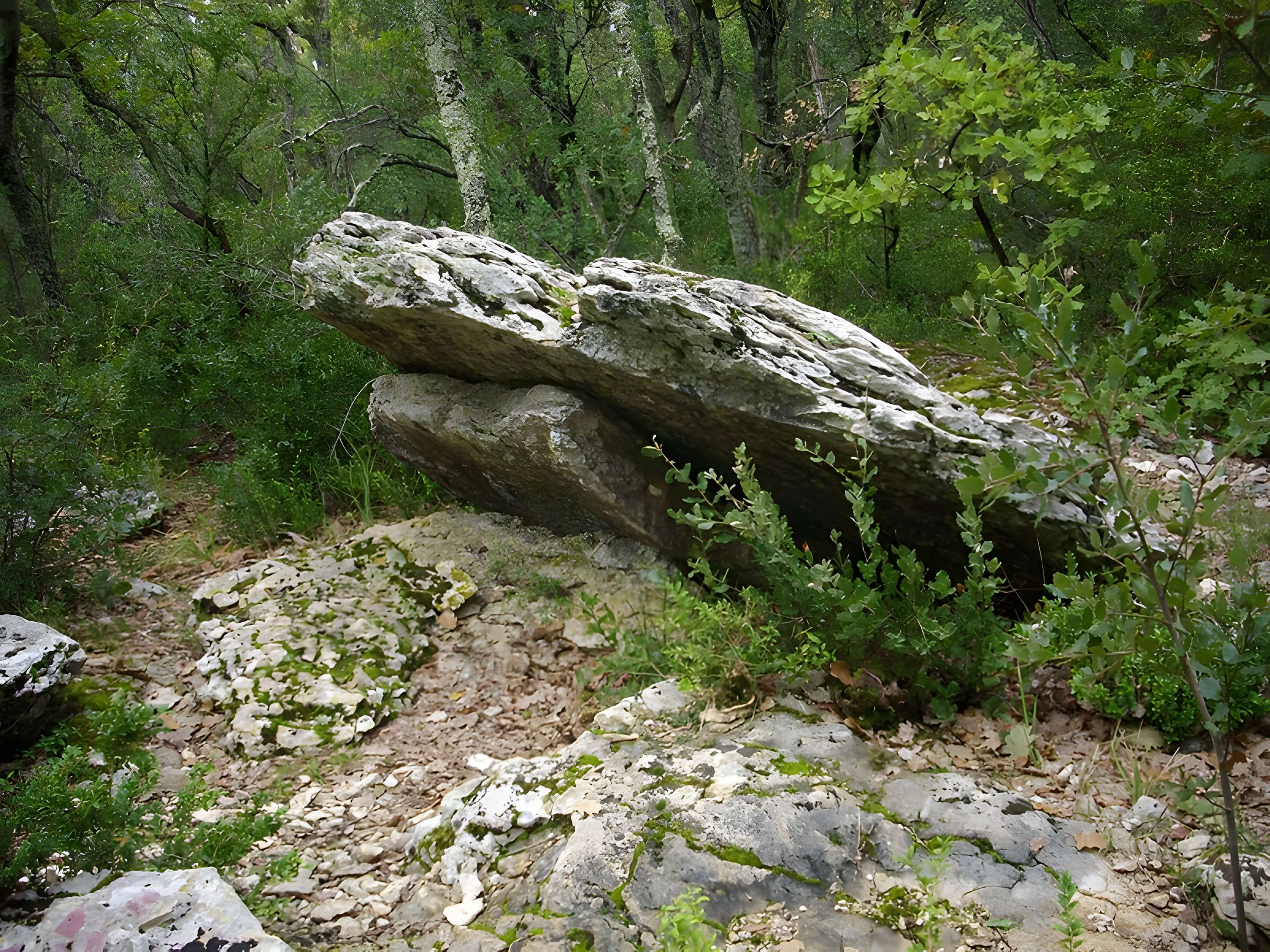 Groupe de trois dolmens