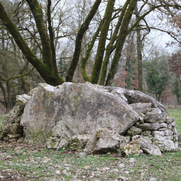 3 Dolmens de Saillac : dolmen de Crouzeilles coté droit