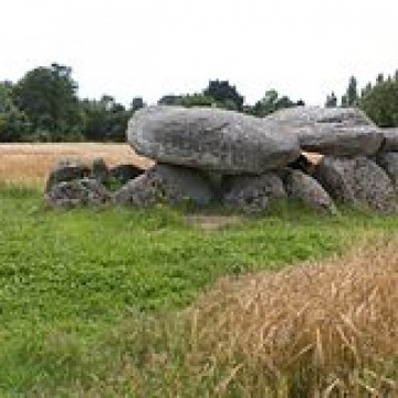 5 menhirs de moelan sur mer