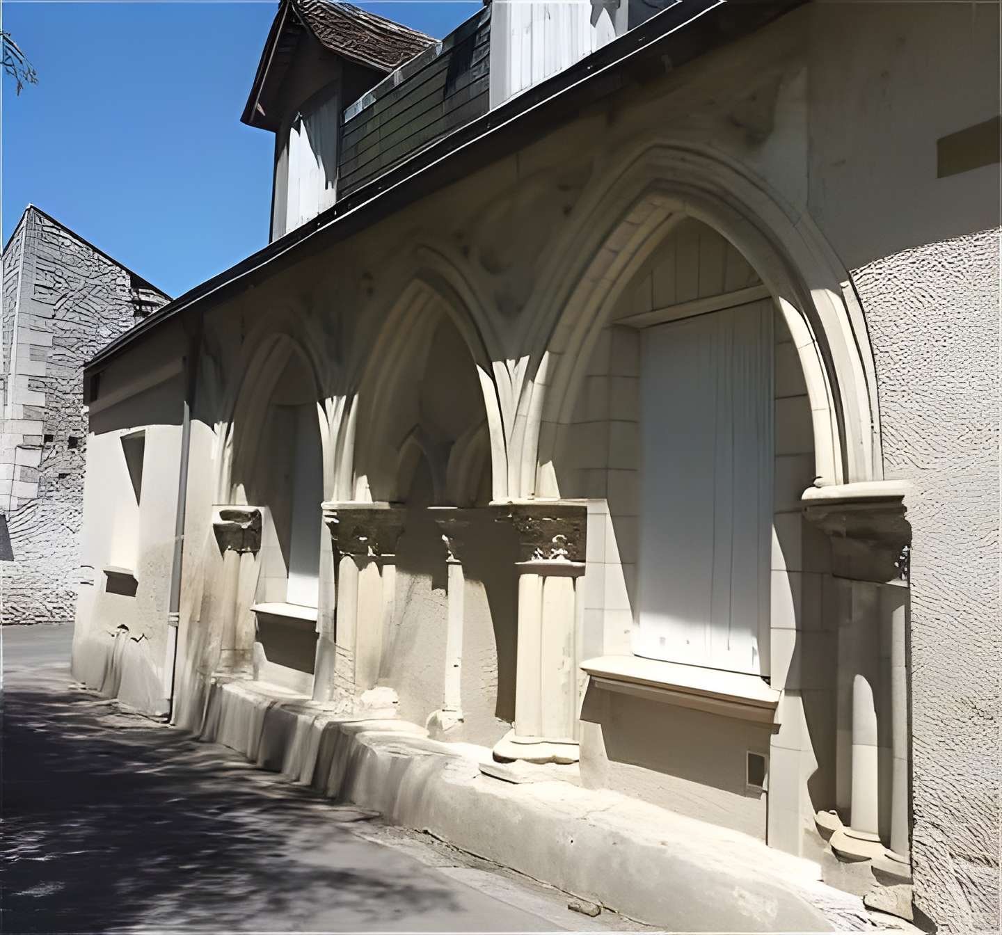 Abbaye de Cormery Chapiteaux pris dans les murs de maisons