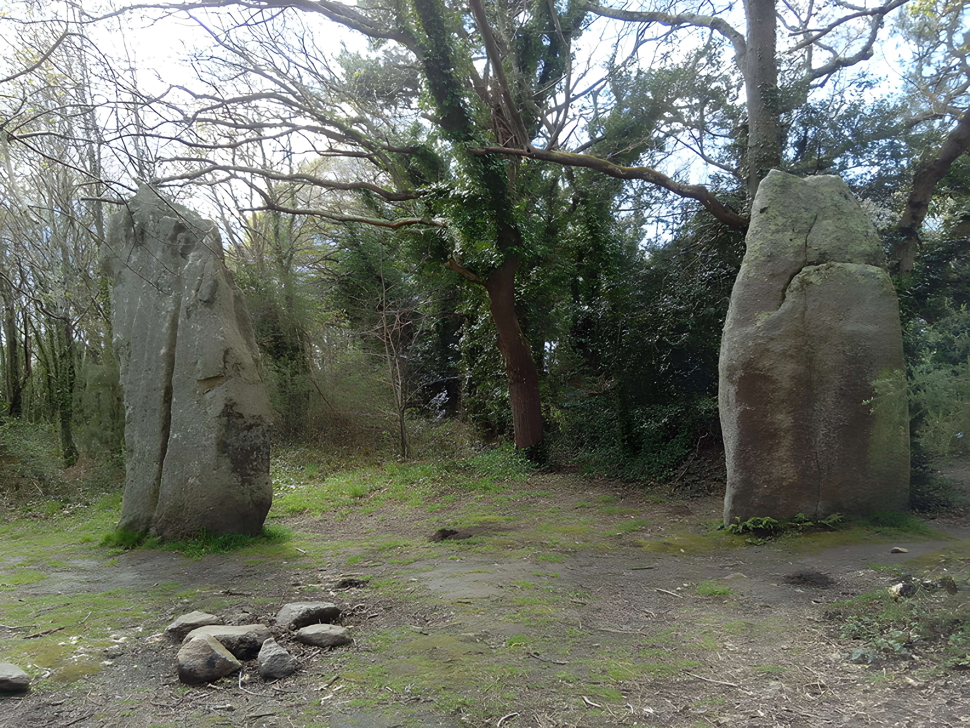 Trois menhirs de Kerfland et bande de terrain autour